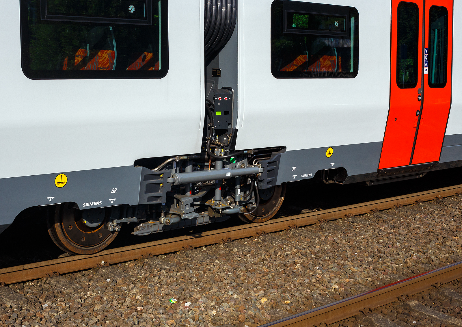 Detailbild des mittigen Jakobs-Laufdrehgestell SF 7500 des HLB 563 802 / 563 902 (94 80 0563 802-8 D-HEB / 94 80 0563 902-6 D-HEB), einer der drei neuen zweiteiligen Hybridtriebzüge (E/Akku) der BR 563 vom Typ SIEMENS Mireo Plus B der HLB (Hessische Landesbahn GmbH). Er fährt am 02 Mai 2025 auf Leerfahrt durch den Bahnhof Kirchen/Sieg in Richtung Betzdorf, hier hat er kurz Hp 0.

Die Drehgestellplattform SF 7500 umfasst End-Trieb-Drehgestelle wie auch Jakobs-Trieb- und Laufdrehgestelle. 

Die Fahrwerke zeichnen sich durch hohe Achslasten, ihre Leichtbauweise sowie durch eine hohe Ausstattungsvarianz aus. Die SF 7500 Fahrwerke sind die konsequente Weiterentwicklung der Baureihe SF 7000, die sehr erfolgreich in der Desiro City Flotte im Vereinigten Königreich Verwendung findet. Auch beim SF 7500 wurde das Prinzip der Innenlagerung umgesetzt. 

Die Fahrwerke haben einen geringen Bogenwiderstand und sind sehr kompakt konzipiert. Trotzdem bieten sie ausreichend Einbauraum für einen leistungsfähigen und effizienten Antrieb. Prinzipiell können alle Fahrwerkstypen mit einer MG-Bremse ausgestattet werden.

TECHNISCHE DATEN (Jakobs-Laufdrehgestelle):
Spurweite: 1.435 mm (Normalspur)
Fahrwerksplattform: SF 7500
Betriebsgeschwindigkeit: bis 160 km/h
Radsatzlast (EN 13103/13104):  20 t
Raddurchmesser neu/abgenutzt: 880 mm / 810 mm
Radsatzstand: 2600 mm
Höhe Drehgestell Oberkante Luftfeder: ca. 1050 mm
mechanische Bremse Radscheibenbremse
Gewicht Drehgestell inkl. Radscheiben- und MG-Bremse: 6,3 t Ca.

Quelle: SIEMENS