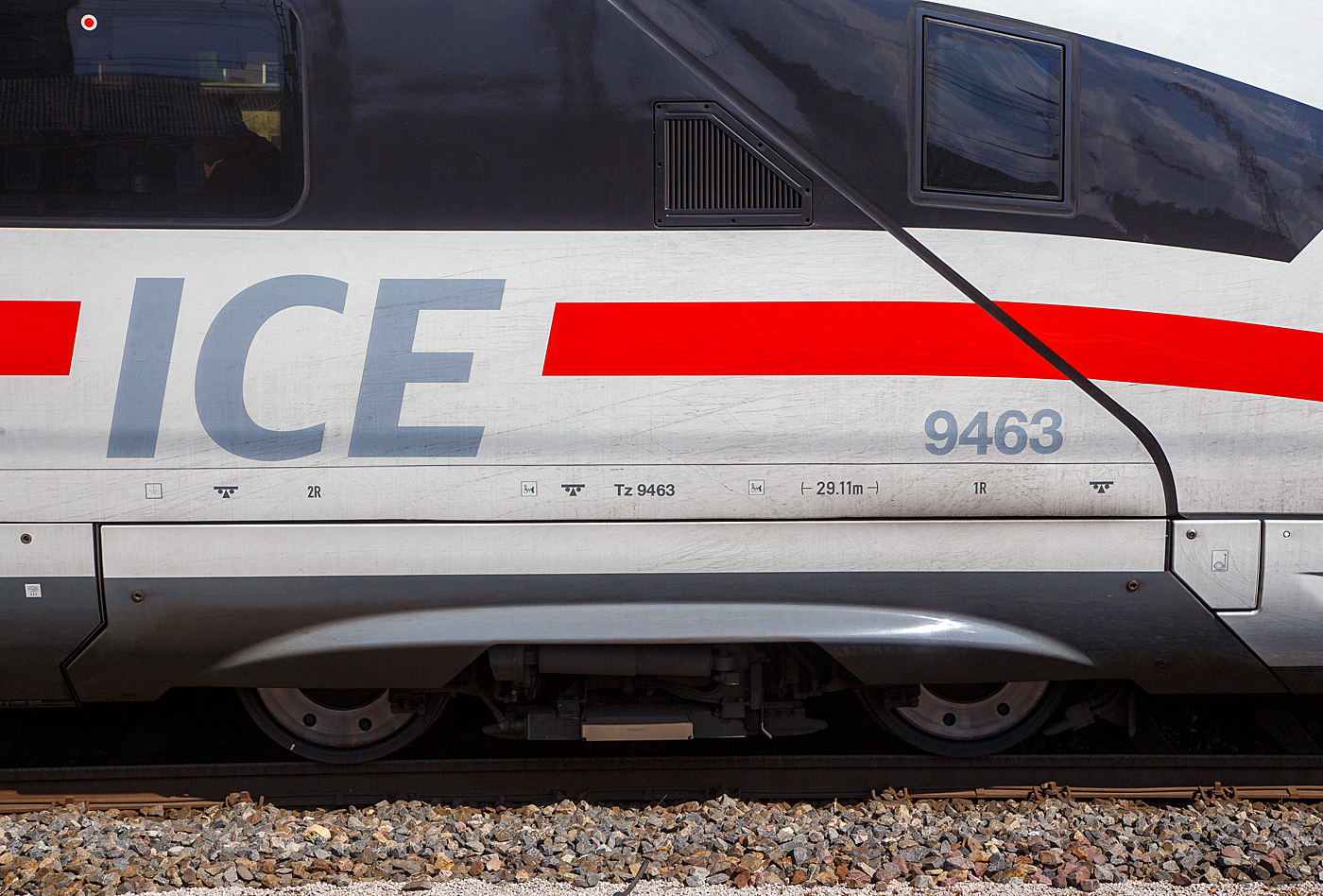 Detailbild von einem Bombardier Flexx Eco 5101 Laufdrehgestell mit windschnittiger Verkleidung des dreizehnteiligen ICE 4 - Tz 9463, hier Steuerwagen 93 80 0812 063-7 D-DB der Gattung Apmzf 0812.0 (Wagen 14) , hier am 31 Mai 2022 im Hauptbahnhof Münster (Westf.).

Der ICE 4 nutzt als Laufdrehgestelle eine Weiterentwicklung des vom Typ Bombardier FLEXX Eco®. Es wurde für den Hochgeschwindigkeitsverkehr optimiert. Es ist besonders gleisfreundlich und trägt durch Bauart und Verkleidungsmöglichkeit zu einem niedrigen Energieverbrauch bei. Sie sind optisch sehr auffällig, da sie innengelagert sind. Dadurch werden sie gegenüber normalen außengelagerten Drehgestellen wesentlich leichter. Das Laufdrehgestell  ca. 5.700 kg. Das Gesamtgewicht des ICx (ICE 4) konnte durch diese Drehgestelle um rund 5 % gesenkt werden.

Die Federung ist durch Luftfedern als Sekundärfederung und durch Gummikonusfedern als Primärfederung ausgeführt. Auch die Aerodynamik lässt sich verbessern, da die Laufdrehgestelle, welche direkt an den Endwagen eingesetzt werden, mit einer Verkleidung versteckt und noch windschnittiger verkleidet werden können (wie hier zu sehen).
