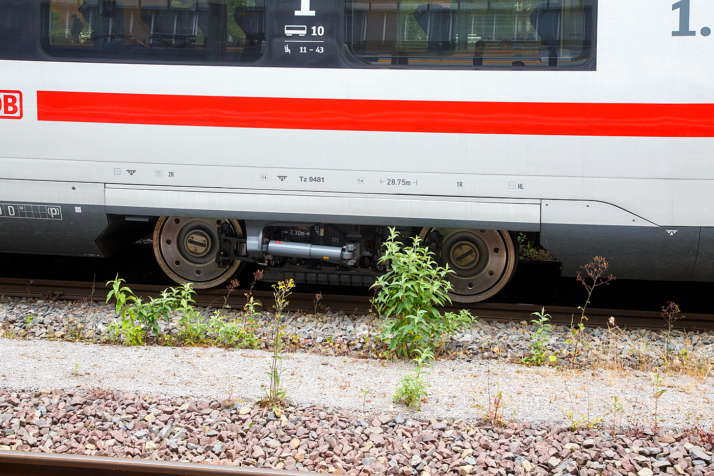 Detailbild von einem Bombardier Flexx Eco 5101 Laufdrehgestell des dreizehnteiligen ICE 4 - Tz 9481 „Rheinland-Pfalz“ (hier am Wagen Nr. 10 - Bordrestaurant /1. Kl.-Wagen 93 80 8812 081-2 D-DB - ARmz 8812.0) am 31 Mai 2022 im Hauptbahnhof Münster (Westf.).

Der ICE 4 nutzt als Laufdrehgestelle eine Weiterentwicklung des vom Typ Bombardier FLEXX Eco®. Es wurde für den Hochgeschwindigkeitsverkehr optimiert. Es ist besonders gleisfreundlich und trägt durch Bauart und Verkleidungsmöglichkeit zu einem niedrigen Energieverbrauch bei. Sie sind optisch sehr auffällig, da sie innengelagert sind. Dadurch werden sie gegenüber normalen außengelagerten Drehgestellen wesentlich leichter. Das Laufdrehgestell  ca. 5.700 kg. Das Gesamtgewicht des ICx (ICE 4) konnte durch diese Drehgestelle um rund 5 % gesenkt werden.

Die Federung ist durch Luftfedern als Sekundärfederung und durch Gummikonusfedern als Primärfederung ausgeführt. Auch die Aerodynamik lässt sich verbessern, da die Laufdrehgestelle, welche direkt an den Endwagen eingesetzt werden, mit einer Verkleidung versteckt und noch windschnittiger verkleidet werden können. 

Die Laufdrehgestelle verfügen zudem über Magnetschienenbremsen und der Kompaktbremszangeneinheit mit Federspeicher und Radbremsscheiben sowie Wellenbremsscheibe.

TECHNISCHE DATEN:
Spurweite: 1.435 mm (Normalspur)
Achsfolge: 2’2’
Achsabstand: 2.300 mm
Laufraddurchmesser: 825/750 mm (neu/abgenutzt)
Gewicht: ca. 5.700 kg
