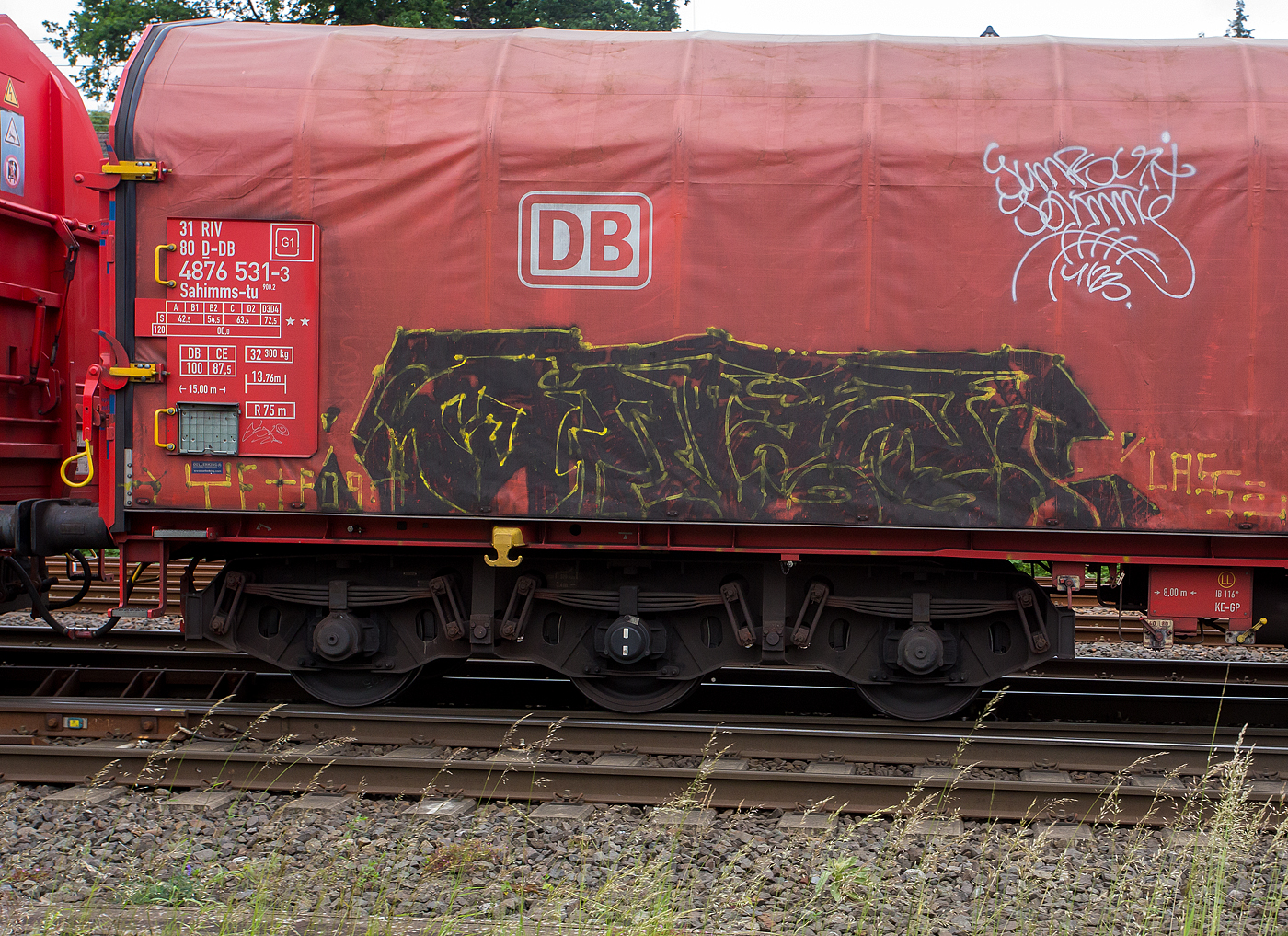 Detailbild eines dreiachsigen Drehgestells der Bauart BA 713 mit Langschaken und Parabelfeder, hier von dem sechsachsiger Drehgestellflachwagen mit verschiebbarem Planenverdeck und Lademulden f�r Coiltransporte, 31 80 4876 513-3  D-DB der Gattung Sahimms-tu 900.2, der DB Cargo AG, am 03 Juni 2024 in Kreuztal.

Die Drehgestelle der Bauart 713 haben eine Kunststoffeinlage in der Drehpfanne, die ein kontinuierliches Schmieren und damit entsprechende Schmier�lgef��e am Wagenuntergestell �berfl�ssig macht. Das Drehgestell der Bauart 713 wurde 1981 in Verbindung mit dem von Linke-Hofmann-Busch und Talbot gemeinsam konstruierten Schiebehauben-Wagen Sahimms 900 entwickelt und in dieser Bauform mit Parabelfedern ausgestattet. Drehgestelle sind f�r eine Radsatzlast bis 22,5 t ausgelegten. Der Laufraddurchmesser betr�gt 920 mm (neu) / 858 mm (abgenutzt). Die Drehgestelle besitzen eine lauftechnische Eignung f�r 120 km/h.