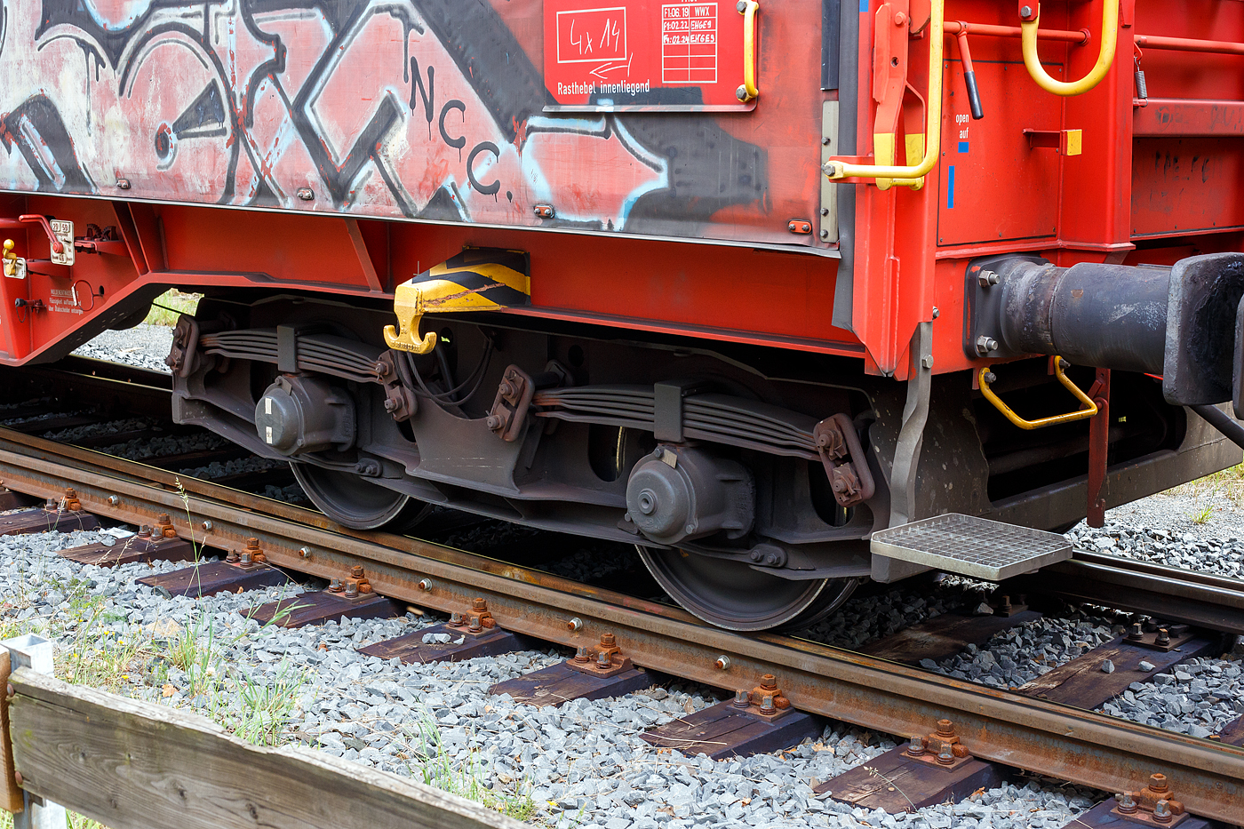 Detailbild eines zweiachsigen Güterwagen-Drehgestells mit Radsatzlast 22,5 t der Bauart LHB 82 (DB BA 589) mit Parabelfedern, hier von dem vierachsiger Drehgestell-Flachwagen mit verschiebbarem Planenverdeck und Lademulden für Coiltransporte, 31 80 4676 380-7 D-DB, der Gattung Shimmns-ttu 708.4, der DB Cargo, hier  am 12 September 2024 im Zugverband, auf dem KSW Rbf in Herdorf (Betriebsstätte Freien Grunder Eisenbahn - NE 447). Aufnahme vom öffentlichen Geh- und Radweg. Auch wenn der Wagen 1991unter der Fabriknummer 392 von LHB - Linke-Hofmann-Busch GmbH in Salzgitter-Watenstedt gebaut wurde, ist dieses Drehgestell 1991von Talbot in Aachen gebaut worden.

TECHNISCHE DATEN des Drehgestells:
Spurweite: 1.435 mm (Normalspur)
Gewicht: 4.800 kg
Achsabstand: 1.800 mm
Max. Achslast: 22,5 t
Für Wagen (bremstechnisch) bis Geschwindigkeit max. Achslast 22,5 t: 100 km/h
Für Wagen (lauftechnisch) bis Geschwindigkeit max. Achslast 22,5 t: 120 km/h