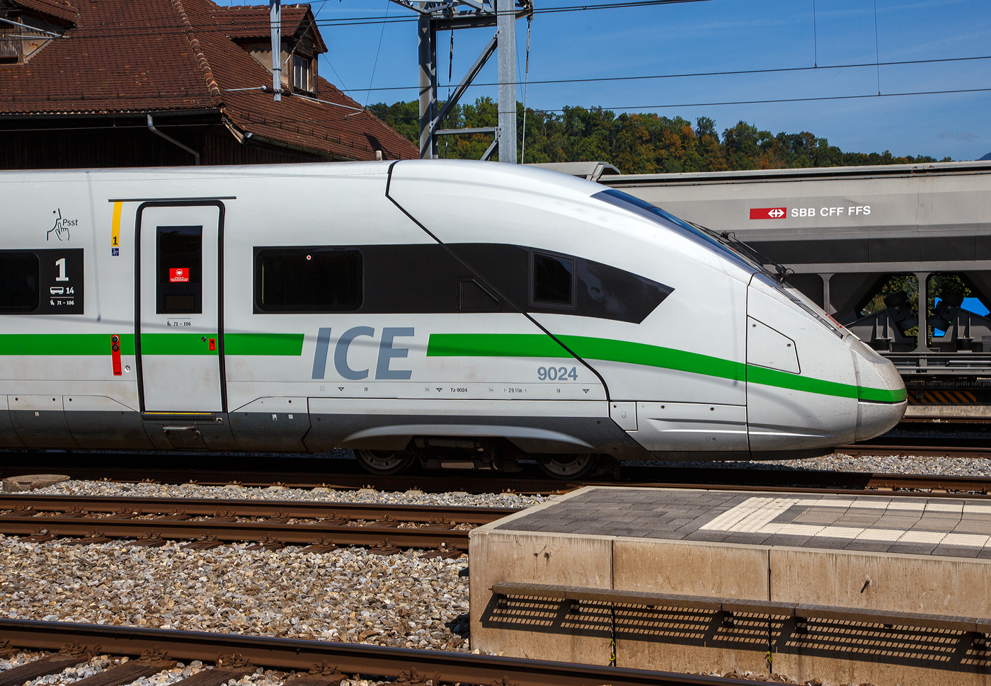Detailbild vom ICE 4 Steuerwagen der ersten Wagenklasse (DB 812 Apmzf)  93 80 0812 024-9 D-DB des Tz 9024, der DB Fernverkehr AG am 08 September 2021in Spiez. 

Der Wagen ist als Wagen 14 mit den Sitzplatzen 11 bis 106 in den Tz – Triebzug eingestellt.

TECHNISCHE DATEN:
Spurweite: 1.435 mm
Achsfolge: 2’2’
L�nge �ber Puffer: 29.106 mm
Drehzapfenabstand: 18.500 mm
Drehgestelltyp: Bombardier Flexx Eco 5101
Achsabstand im Laufdrehgestell: 2.300 mm
Laufraddurchmesser:  825/750 mm (neu/abgenutzt)
Leergewicht: 54,5 t
Sitzpl�tze: 50
Anzahl der WC: 2