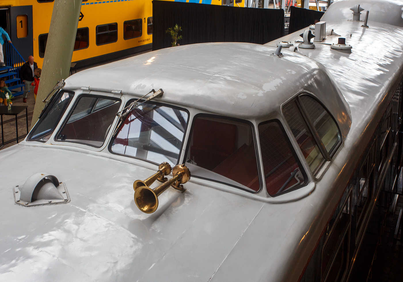 Detailbild von oben auf eine der beiden Ausbuchtungen für einem Führerstand von dem Dieseltriebwagen NS 20 „de Kameel“ / das Kamel bzw. VIP-Car, ein Dieseltriebwagen – Einzelstück und ehemaliger Inspektionstriebwagen, am 24 Juni 2025 im Het Spoorwegmuseum (bis 2005 NSM - Nederlands Spoorwegmuseum / Niederländischen Eisenbahnmuseum) in Utrecht-Maliebaan im Bahnhof Maliebaan. 