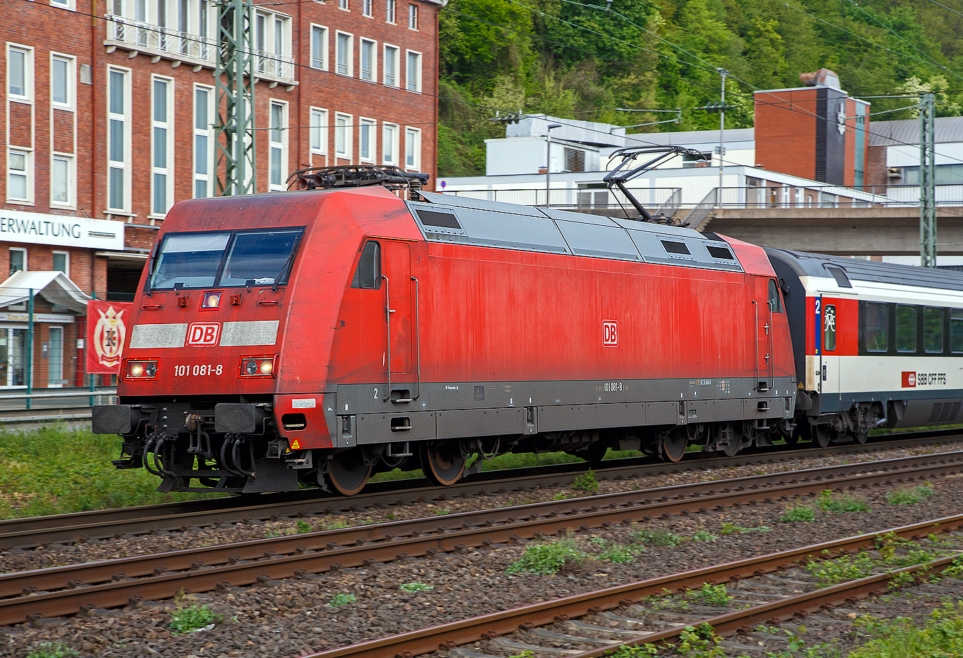 Die 101 081-8 (91 80 6101 081-8 D-DB) der DB Fernverkehr AG, f�hrt am 28.04.2018, mit einem EC bestehend aus SBB EuroCity-Wagen, auf der Linken Rheinstrecke (KBS 471) durch Koblenz-Oberwerth, in Richtung Mainz bzw. Schweiz.

Die Lok wurde 1996 von ADtranz (ABB Daimler-Benz Transportation GmbH) in Kassel unter der Fabriknummer 33191 gebaut.
