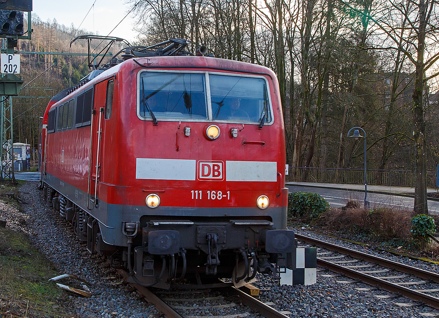 Die 111 168-1 (91 80 6111 168-1 D-DB) der DB Regio NRW erreicht mit dem RE 9 rsx - Rhein-Sieg-Express (Aachen – Köln – Siegen) am 17.01.2023 den Bahnhof Kirchen (Sieg).

Die Lok wurde 1980 von Henschel & Sohn in Kassel unter der Fabriknummer 32441 gebaut. Aktuell wird sie DB Gebrauchtzug am Markt zum Kauf angeboten.
