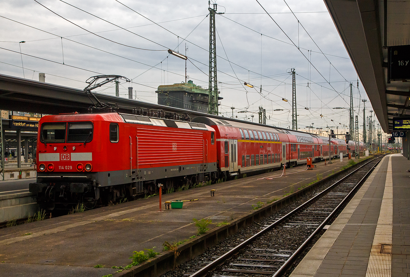 Die 114 029 (91 80 6114 029-2 D-DB), ex DR 112 029-4, der DB Regio verlässt am 13.09.2022, mit einem Doppelstock-Regionalzug den Hauptbahnhuf Frankfurt am Main.

Die Lok wurde 1991 bei LEW (VEB Lokomotivbau Elektrotechnische Werke „Hans Beimler“, ab 1992 AEG Schienenfahrzeuge Hennigsdorf GmbH) in Hennigsdorf unter der Fabriknummer 21322 gebaut und als DR 112 029-4 an die Deutsche Reichsbahn geliefert, ab 1994 dann DB 112 029-4. Mit dem Übergang zur DB Regio wurde sie dann 2000 in 114 029-2 ungezeichnet.