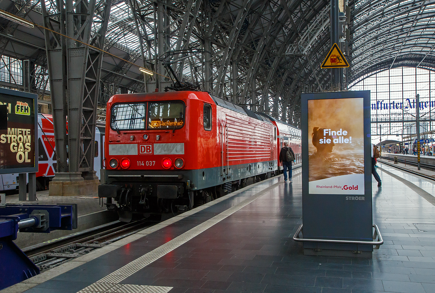 Die 114 037 (91 80 6114 037-5 D-DB), ex DR 112 037-7, der DB Regio steht am 13.09.2022, mit dem RB 51  Kinzigtalbahn  nach Wächtersbach, im Hbf Frankfurt am Main zur Abfahrt bereit.

Die Lok wurde 1991 bei LEW (VEB Lokomotivbau Elektrotechnische Werke „Hans Beimler“, ab 1992 AEG Schienenfahrzeuge Hennigsdorf GmbH) in Hennigsdorf unter der Fabriknummer 21333 gebaut und als DR 112 037-7 an die Deutsche Reichsbahn geliefert, ab 1994 dann DB 112 037-7. Mit dem Übergang zur DB Regio wurde sie dann 2000 in 114 037-5 ungezeichnet.