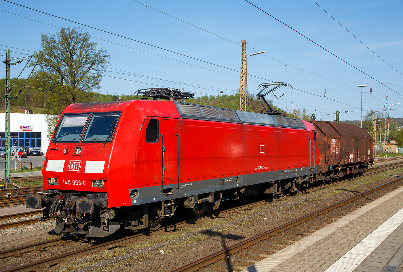 Die 145 003-0 (91 80 6145 003-0 D-DB) der DB Cargo Deutschland AG am 20.04.2018 mit einem kurzem Güterzug (einem sechsachsigen Drehgestellflachwagen für Coiltransporte mit verschiebbaren Teleskophauben und Lademulden für Coiltransporte der Gattung Sahimms-u 900) in Kreuztal.

Die TRAXX F140 AC wurde 1997 von ADtranz (ABB Daimler-Benz Transportation GmbH) in Hennigsdorf unter der Fabriknummer 22297 gebaut. Seit September 2018 ist sie nun an die DB-Tochter RBH Logistics GmbH (Gladbeck) vermietet und trägt dort die Bezeichnung RBH 207.