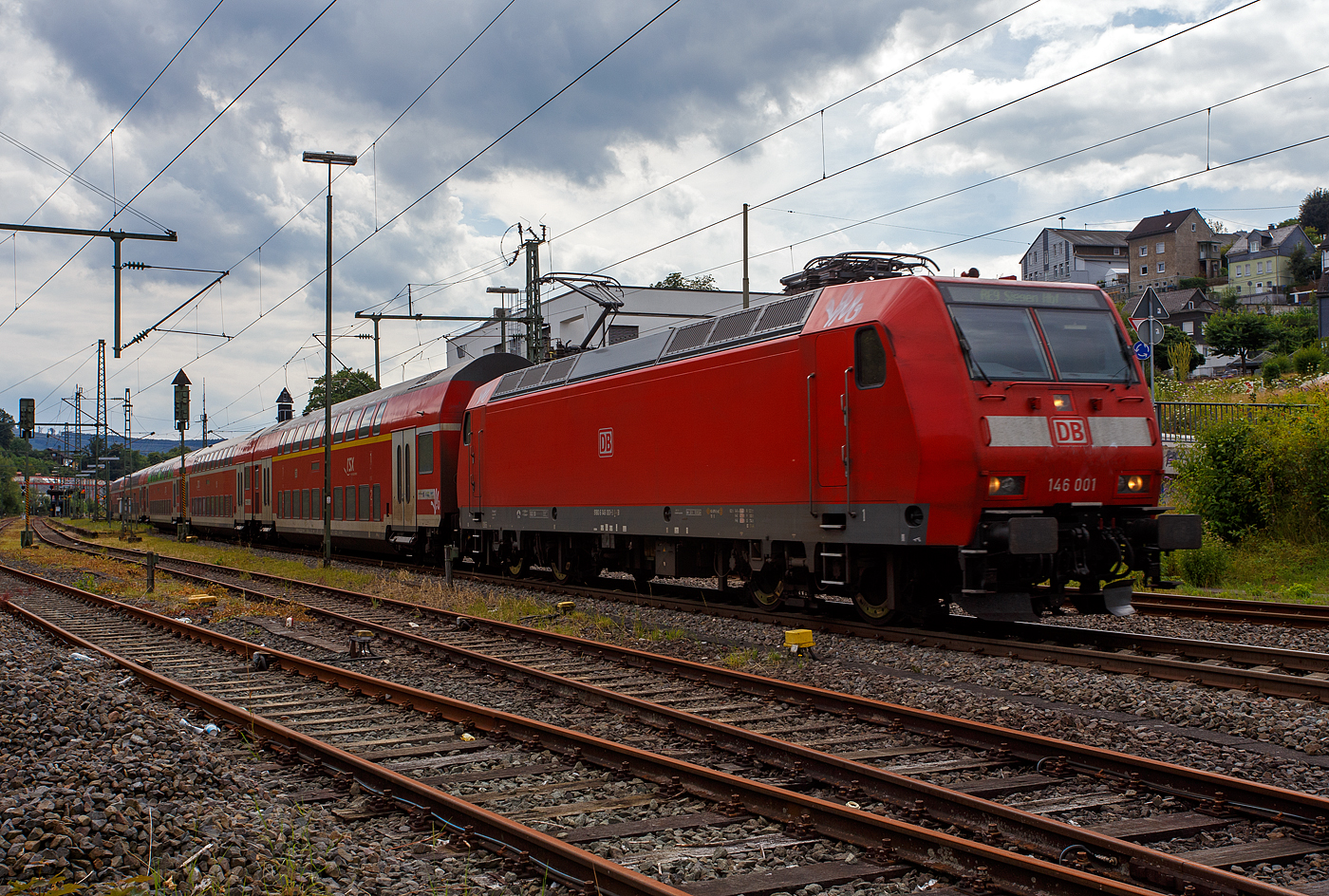 Die 146 001-3 (91 80 6146 001-3 D-DB) der DB Regio NRW f�hrt am 22 Juli 2024, mit dem RE 9 (rsx - Rhein-Sieg-Express) Aachen - K�ln – Siegen, durch Niederschelderh�tte (Sieg) in Richtung Siegen, hier beim B� 343 – km 112,183 der Siegstrecke KBS 460. 

Die TRAXX P160 AC1 (Br 146.0) wurde 2000 von ABB Daimler-Benz Transportation GmbH (Adtranz) in Kassel unter der Fabriknummer 33808 gebaut.  
