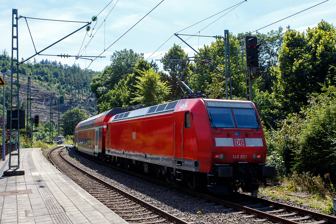 Die 146 001-3 (91 80 6146 001-3 D-DB) der DB Regio NRW schiebt am 06 August 2024, den RE 9 - Rhein Sieg Express (RSX) Siegen - K�ln – Aachen, vom Bahnhof Kirchen (Sieg) weiter in Richtung K�ln, n�chster Halt ist Betzdorf (Sieg). 

Die TRAXX P160 AC1 (Br 146.0) wurde 2000 von ABB Daimler-Benz Transportation GmbH (Adtranz) in Kassel unter der Fabriknummer 33808 gebaut.  