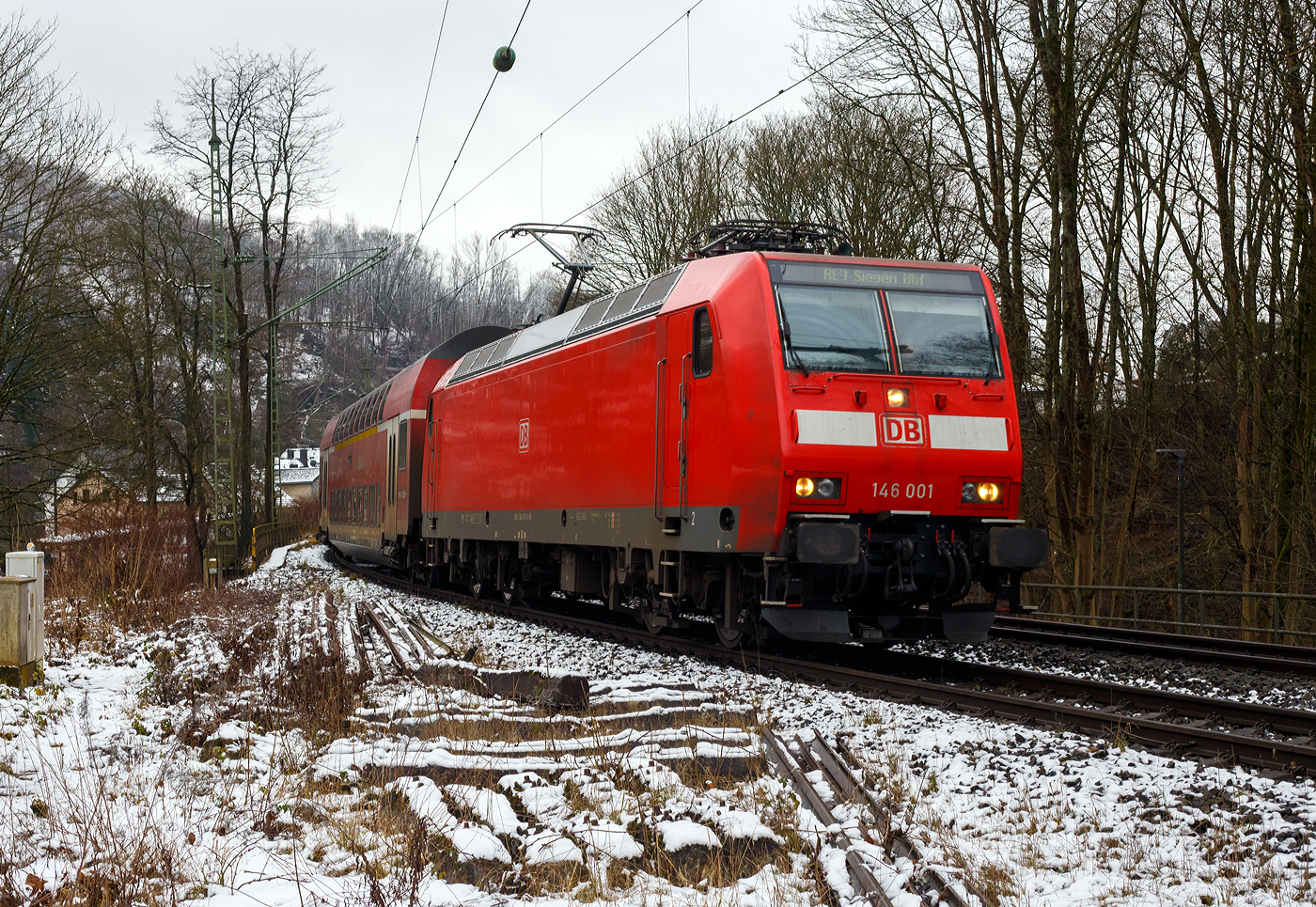 Die 146 001-3 (91 80 6146 001-3 D-DB) der DB Regio NRW erreicht am 10 Januar 2025, mit dem RE 9 (rsx - Rhein-Sieg-Express) Aachen - K�ln - Siegen, den Bahnhof Kirchen/Sieg. Ich stehe beim Bahn�bergang B� km 120, 915 an der Siegstrecke, direkt vor dem Bahnhof.

Die TRAXX P160 AC1 (Br 146.0) wurde 2000 von ABB Daimler-Benz Transportation GmbH (Adtranz) in Kassel unter der Fabriknummer 33808 gebaut