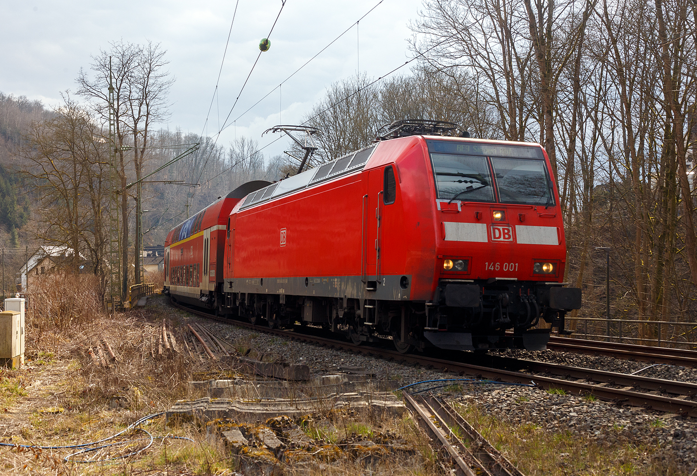 Die 146 001-3 (91 80 6146 001-3 D-DB) der DB Regio NRW erreicht am 14 März 2025, mit dem RE 9 (rsx - Rhein-Sieg-Express) Aachen - Köln - Siegen, den Bahnhof Kirchen/Sieg. Ich stehe beim Bahnübergang Bü km 120, 915 direkt vor dem Bahnhof.

Die TRAXX P160 AC1 (Br 146.0) wurde 2000 von ABB Daimler-Benz Transportation GmbH (Adtranz) in Kassel unter der Fabriknummer 33808 gebaut 