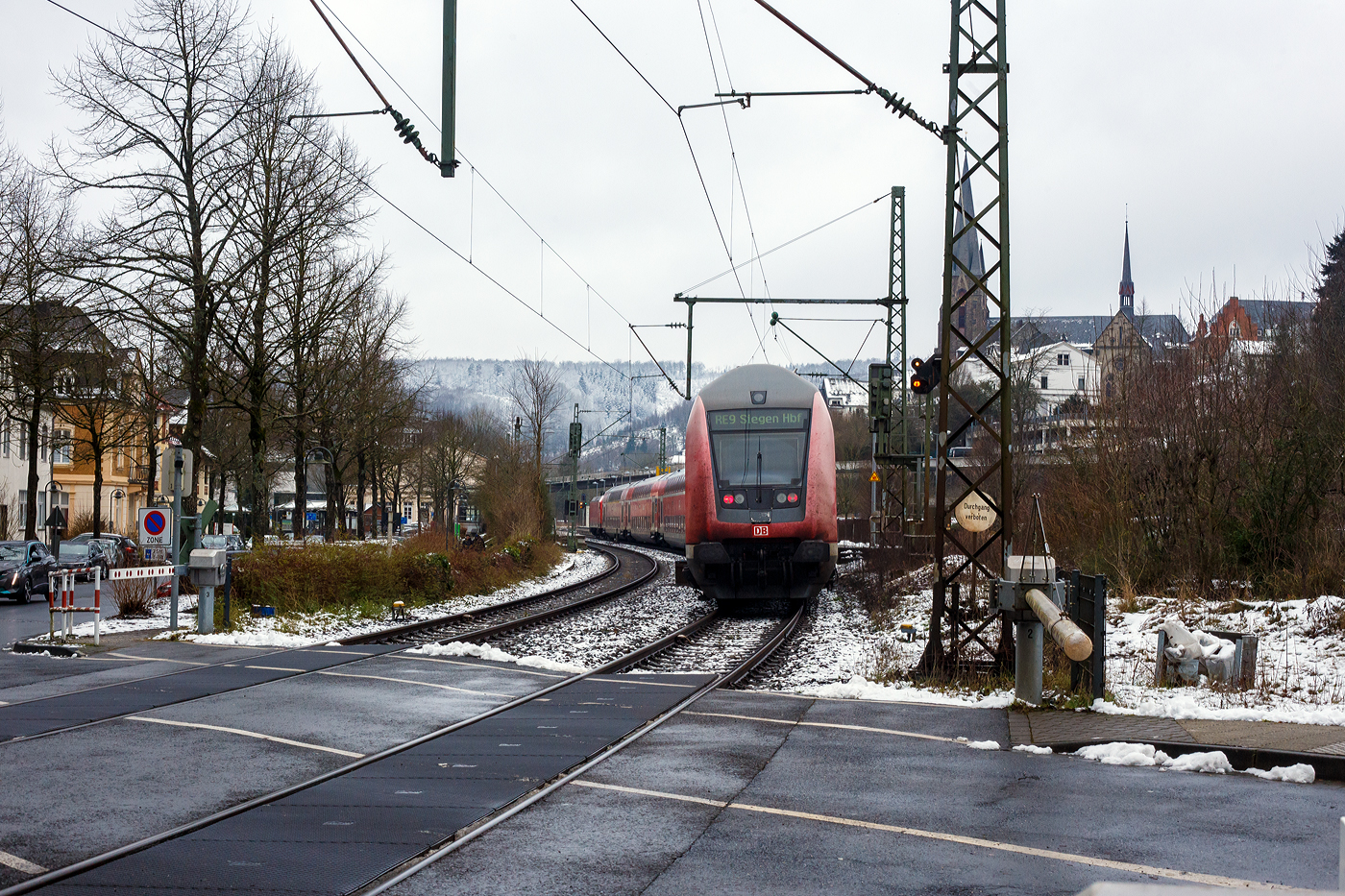Die 146 001-3 der DB Regio NRW erreicht am 10 Januar 2025, mit dem RE 9 (rsx - Rhein-Sieg-Express) Aachen - K�ln - Siegen, den Bahnhof Kirchen/Sieg. Ich stehe beim Bahn�bergang B� km 120, 915 an der Siegstrecke, direkt vor dem Bahnhof.