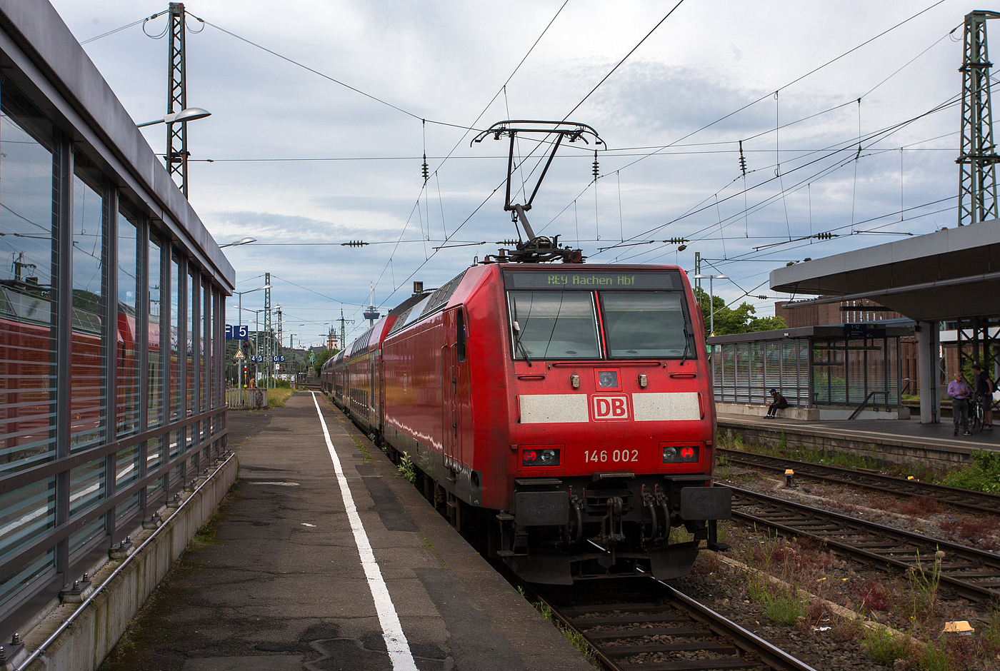 Die 146 002-1 (91 80 6146 002-1 D-DB) der DB Regio AG schiebt den RE 9 - Rhein Sieg Express (RSX) Siegen - Köln – Aachen am 26 Mai 2024 Steuerwagen voraus, vom Bahnhof Köln Messe/Deutz weiter in Richtung Köln Hbf. 

Die TRAXX P160 AC1 wurde 2001 von Adtranz in Kassel unter der Fabriknummer 33809 gebaut.