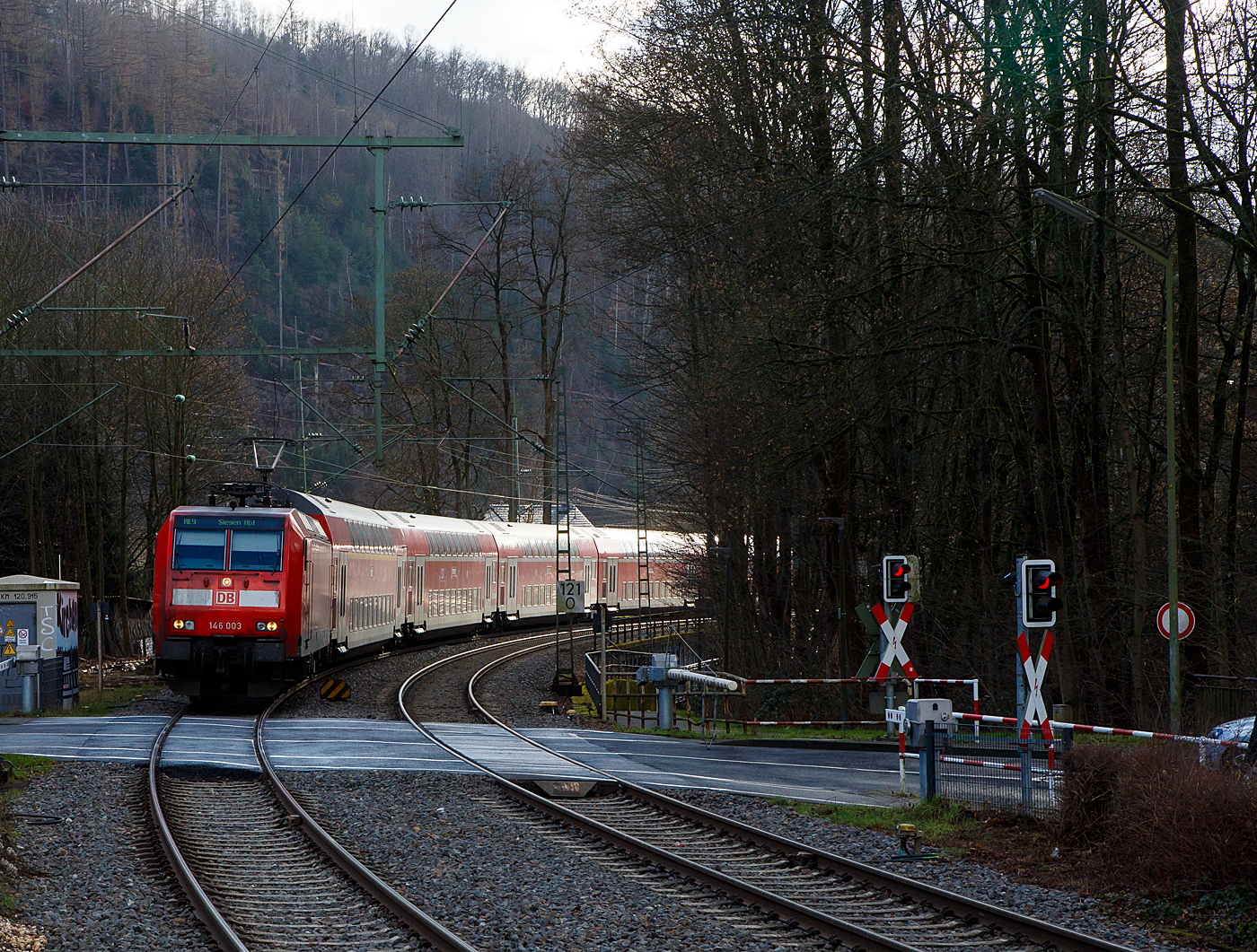 Die 146 003-9 (91 80 6146 003-9 D-DB) der DB Regio NRW erreicht mit dem RE 9 rsx - Rhein-Sieg-Express (Aachen – Köln – Siegen) am 17.01.2023 den Bahnhof Kirchen (Sieg).

Die TRAXX P160 AC1 wurde 2001 von ABB Daimler-Benz Transportation GmbH in Kassel unter der Fabriknummer 33810 gebaut.