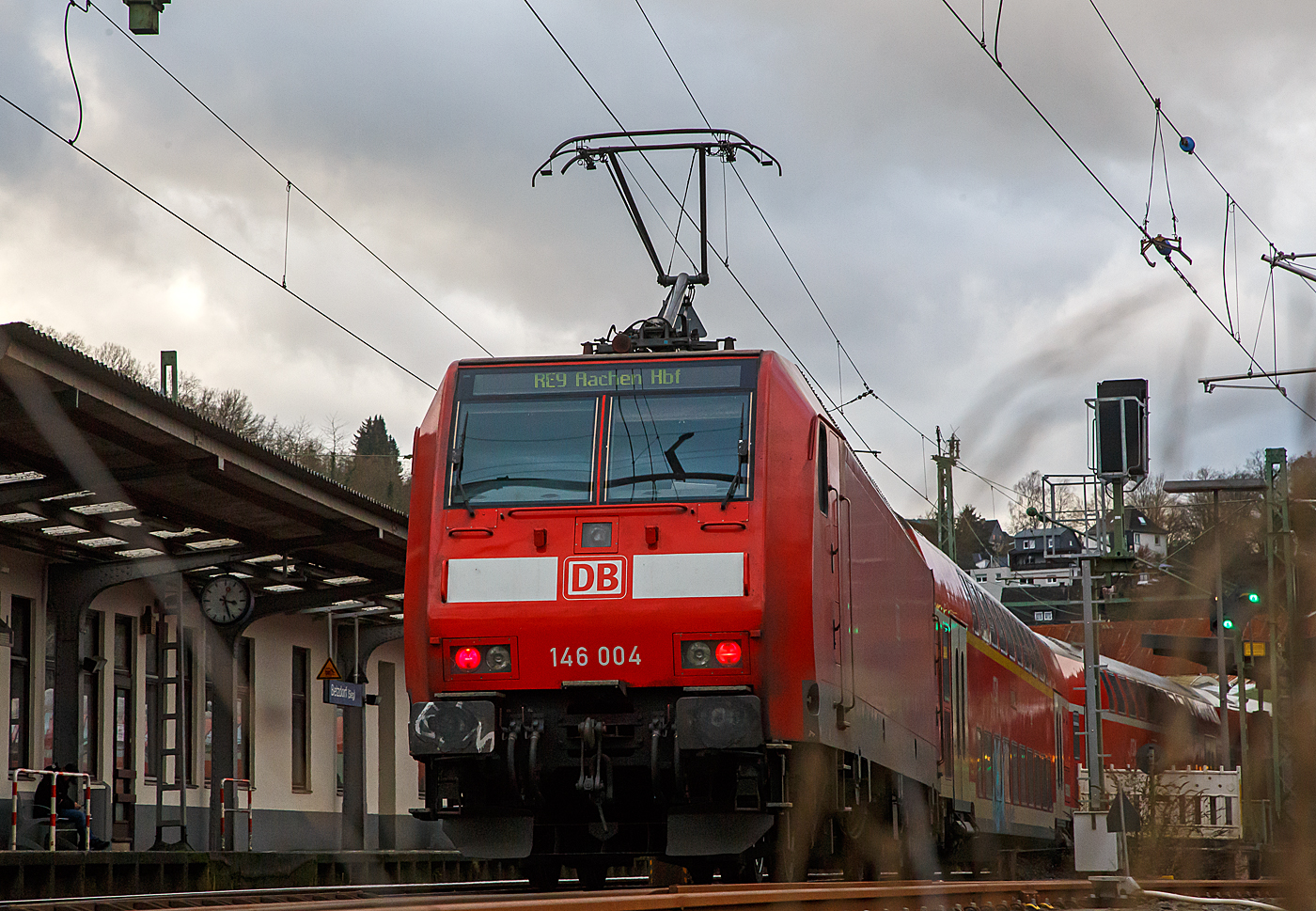 Die 146 004-7 (91 80 6146 004-7 D-DB) der DB Regio NRW erreicht am 15.01.2023, Steuerwagen voraus mit dem RE 9 rsx - Rhein-Sieg-Express (Siegen– K�ln - Aachen), den Bahnhof Betzdorf (Sieg). Aufnahme von der Sieg-Fu�g�ngerbr�cke.