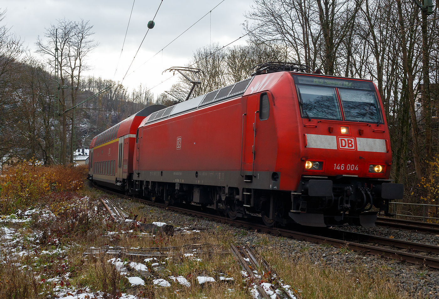 Die 146 004-7 (91 80 6146 004-7 D-DB) der DB Regio NRW erreicht am 22 November 2024, mit dem RE 9 (rsx - Rhein-Sieg-Express) Aachen - K�ln - Siegen, den Bahnhof Kirchen/Sieg. Ich stehe beim Bahn�bergang B� km 120, 915 an der Siegstrecke, direkt vor dem Bahnhof.

Die TRAXX P160 AC1 wurde 2001 von Adtranz in Kassel unter der Fabriknummer 33811 gebaut.