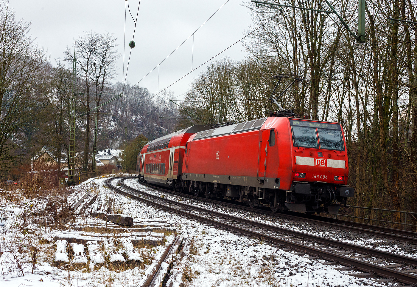 Die 146 004-7 (91 80 6146 004-7 D-DB) der DB Regio NRW schiebt am 10 Januar 2025 den RE 9 - Rhein Sieg Express (RSX) Siegen - Köln – Aachen, Steuerwagen voraus von Kirchen/Sieg in Richtung Köln. 

Die TRAXX P160 AC1 wurde 2001 von Adtranz in Kassel unter der Fabriknummer 33811 gebaut.
