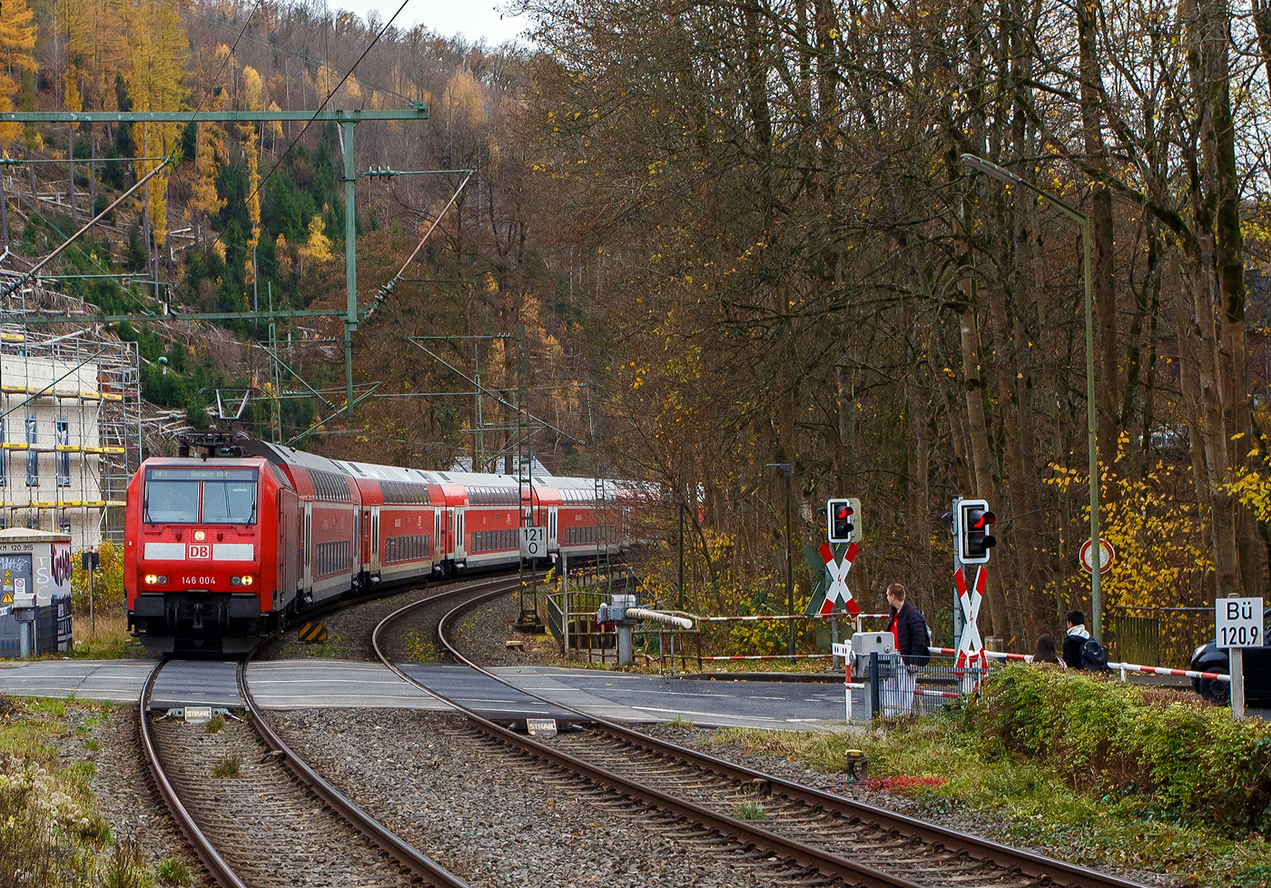 Die 146 004-7 (91 80 6146 004-7 D-DB) der DB Regio NRW erreicht am 14 November 2025, mit dem RE 9 (RSX - Rhein-Sieg-Express) Aachen - K�ln - Siegen, den Bahnhof Kirchen/Sieg. 

Die TRAXX P160 AC1 wurde 2001 von Adtranz in Kassel unter der Fabriknummer 33811 gebaut.