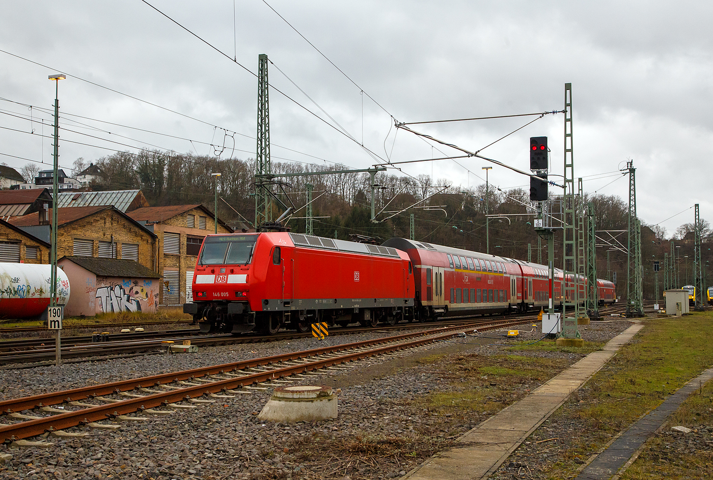 Die 146 005-4 (91 80 6146 005-4 D-DB) der DB Regio NRW schiebt den RE 9 (rsx - Rhein-Sieg-Express) Siegen - Köln – Aachen, am 30.01.2023 vom Bahnhof Betzdorf (Sieg) weiter in Richtung Köln.

Die fünfteilige Doppelstockgarnitur bestand hier aus:
1. Dosto-Steuerwagen (2. Klasse) D-DB 50 80 86-75 029-8  DBpbzfa 763.6, Baujahr 1999 von Deutsche Waggonbau AG in Görlitz (DWA).
2. Dosto-Wagen (2. Klasse) D-DB 26-75 138-0  DBpza 753.5, Baujahr 2002 von Bombardier in Görlitz (ex DWA).
3. Dosto-Wagen (2. Klasse) D-DB 26-75 137-2  DBpza 753.5, Baujahr 2002 von Bombardier in Görlitz (ex DWA).
4. Dosto-Wagen (2. Klasse) D-DB 26-75 048-1  DBpza 753.5, Baujahr 1999 von DWA in Görlitz.
5. Dosto-Wagen (1./2. Klasse) D-DB 36-75 039-8   DABpza 758.6, Baujahr 1999 von DWA in Görlitz.

Das Energiesparen hat in Betzdorf noch keinen Einzug gehalten, denn seit Tagen ist mir schon aufgefallen das die, Laternen im Gleisbereich auch tagsüber an sind. 