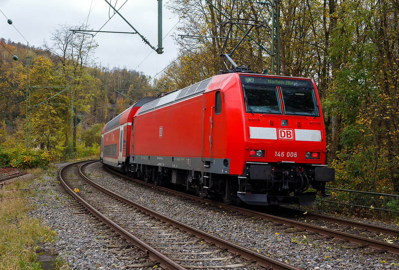 Die 146 006-2 (91 80 6146 006-2 D-DB) der DB Regio NRW schiebt, den RE 9 - Rhein Sieg Express (RSX) Siegen - Köln – Aachen, am 02 November 2024 Steuerwagen voraus von Kirchen (Sieg) weiter in Richtung Betzdorf.

Die TRAXX P160 AC1 wurde 2001 von ABB Daimler-Benz Transportation GmbH (ADtranz) in Kassel unter der Fabriknummer 33813 gebaut.
