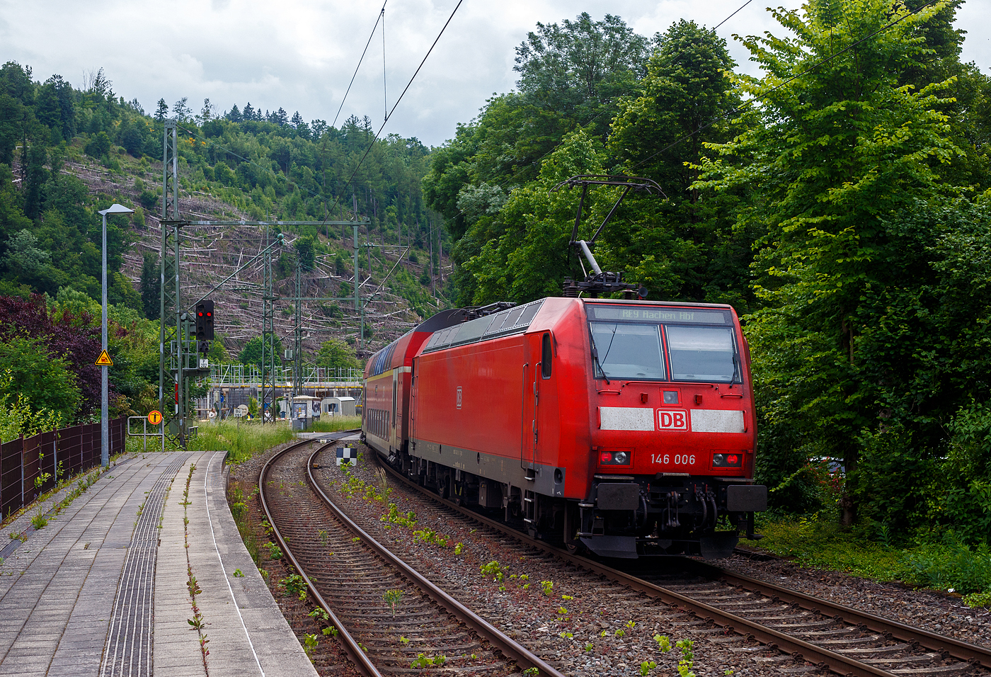 Die 146 006-2 (91 80 6146 006-2 D-DB) der DB Regio NRW schiebt, den RE 9 - Rhein Sieg Express (RSX) Siegen - Köln – Aachen, am 02 November 2024 Steuerwagen voraus von Kirchen (Sieg) weiter in Richtung Betzdorf. 

Wegen der Entschärfung von drei in Köln-Deutz gefundenen Bombenblindgänger aus dem Zweiten Weltkrieg, fährt der Zug heute nicht über Köln Hbf, sondern wird über Köln-Süd umgeleitet. An diesem Tag lief die größte Evakuierung in Köln, seit dem Zweiten Weltkrieg. Rund 20.000 Menschen mussten ihre Wohnungen in Köln verlassen.

Die TRAXX P160 AC1 wurde 2001 von ABB Daimler-Benz Transportation GmbH (ADtranz) in Kassel unter der Fabriknummer 33813 gebaut.