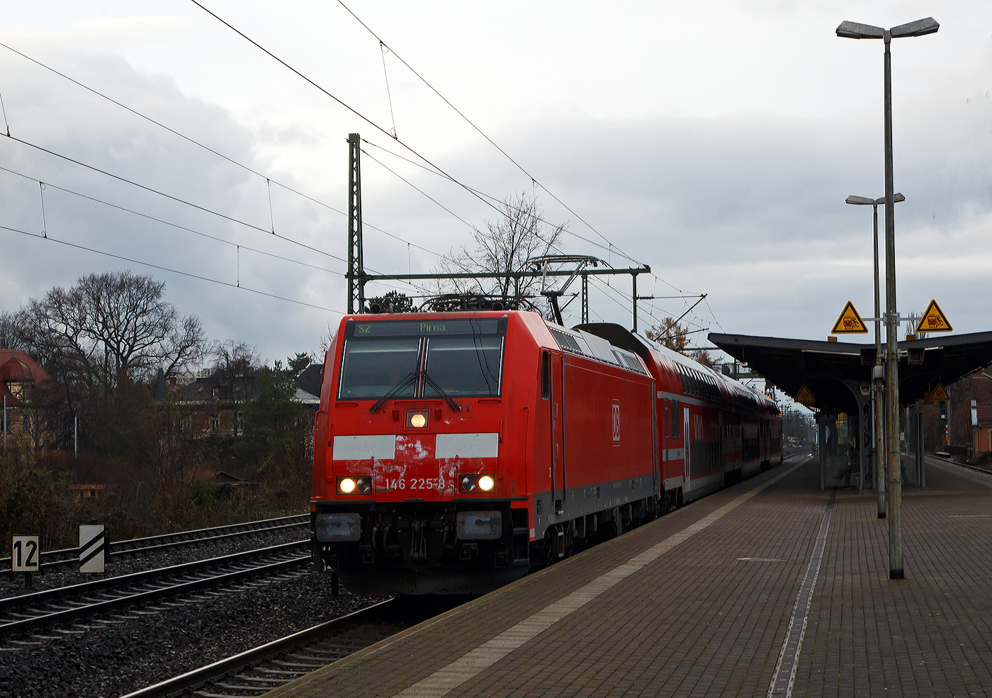 Die 146 225-9 (91 80 6146 225-8 D-DB) der DB Regio AG Südost, mit drei Doppelstock-Wagen, verlässt am 07.12.2022 als S 2 (Dresden Flughafen – Pirna) der S-Bahn Dresden den Bahnhof Dresden-Strehlen in Richtung Pirna.

Die Die TRAXX P160 AC2 wurde 2006 von Bombardier Transportation GmbH in Kassel unter der Fabriknummer 34076 gebaut.

Die S-Bahn Dresden ist ein wesentlicher Teil des Angebots im Öffentlichen Personennahverkehr in Dresden und im Ballungsraum Dresden. Sie wird im Auftrag des Verkehrsverbundes Oberelbe (VVO) von der DB Regio Südost mit derzeit vier Linien auf einem Streckennetz von 166 Kilometern Länge betrieben. 

Eingesetzt werden Lokomotiven bespannte Doppelstock-Wendezüge. Alle Züge verfügen über die 1. und 2. Wagenklasse. Außerdem sind sie, wie bei S-Bahn-Betrieben der Deutschen Bahn AG üblich, als „S-Bahn Dresden“ gekennzeichnet. Der Einsatz von Doppelstockwagen bei einer S-Bahn ist ungewöhnlich, da der Fahrgastwechsel bei einstöckigen Wagen im üblichen etwas schneller vonstattengeht.

Ab 16. Juli 2007 wurden schrittweise 53 neue Doppelstockwagen (13 Steuer- und 40 Mittelwagen) durch das Görlitzer Bombardier-Werk geliefert, die auf den Linien S 1 und S 3 zum Fahrplanwechsel am 9. Dezember 2007 die alten Doppelstockwagen ersetzten. Das Investitionsvolumen der bis zu 160 km/h schnellen Wagen belief sich auf 72 Millionen Euro.
 
Die Lokomotiven entstammen den Baureihen 143, 146.0 und 146.2. Der zwischenzeitliche Einsatz der Baureihe 182 endete im Dezember 2015. Zum Fahrplanwechsel im Dezember 2018 verfügte die S-Bahn Dresden über 20 Doppelstockwagen des Baujahrs 2003 und 53 Doppelstockwagen des Baujahrs 2007.

Das Netz der S-Bahn Dresden umfasst eine jährliche Leistung von 3,1 Millionen Zugkilometern. Es besteht aus folgenden Linien:
S 1 Meißen-Triebischtal – Coswig – Radebeul Ost – Dresden-Neustadt – Dresden Hbf – Heidenau  Pirna – Bad Schandau – Schöna
S 2 Dresden Flughafen – Dresden-Neustadt – Dresden Hbf (– Heidenau – Pirna)
S 3 Dresden Hbf – Freital-Hainsberg – Tharandt (– Klingenberg-Colmnitz – Freiberg)
S4 Dresden Hbf – Dresden-Neustadt – Radeberg – Pulsnitz – Kamenz