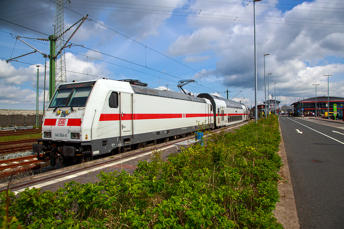 Die 146 564-0 (91 80 6146 564-0 D-DB) hat am 01.05.2022 mit dem IC 2434 (teils RE 56), einem IC 2 (Doppelstock-IC), von Leipzig den Zielbahnhof Emden Außenhafen erreicht. Rechts das Gebäude der Reederei AG Ems, die den Fährverkehr vom Emder Hafen und ab Eemshaven (Niederlande) zur ostfriesischen Nordseeinsel Borkum betreibt.

Der Bahnhof Emden Außenhafen ist ein Hafenbahnhof in der ostfriesischen Stadt Emden in Niedersachsen, es gibt so einen direkten Anschluss an die Fähre der AG Ems nach Borkum.

Der Bahnhof verfügt über ein Bahnsteiggleis, dazu mehrere Rangier- und Abstellgleise sowie Anschlussgleise der Niedersachsen Ports GmbH & Co KG. Er dient als Zubringer für die Fähre nach Borkum und befindet sich daher in unmittelbarer Nähe zum Borkumkai des Emder Hafens.

Der Hafenbahnhof ist über eine eingleisige Nebenbahn mit dem Emder Hauptbahnhof verbunden. Alle von Leer kommenden Züge zum Hafenbahnhof müssen im Hauptbahnhof einen Fahrtrichtungswechsel vornehmen. Im Juni 2006 wurden umfangreiche Modernisierungsmaßnahmen des Bahnhofs und der Strecke abgeschlossen, seitdem ist die Strecke auch elektrifiziert.