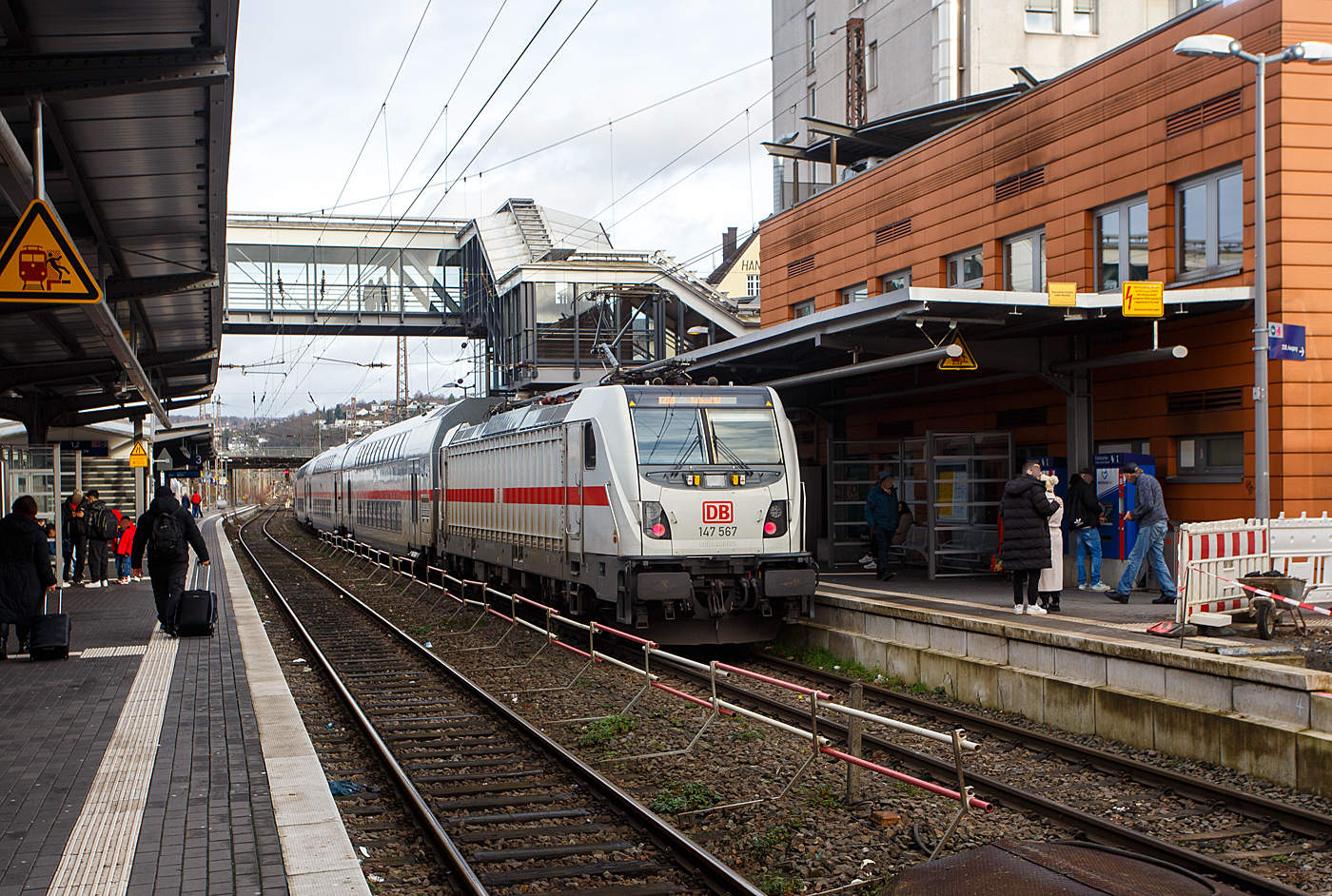 Die 147 567 (91 80 6147 567-2 D-DB - IC 4893) der DB Fernverkehr AG macht am 30 Dezember 2023, mit dem IC 2320 / RE 34 (Umlauf 52320) [Frankfurt am Main Hbf - Siegen Hbf - Dortmund Hbf], im Hauptbahnhof Siegen, bevor es dann Steuerwagen voraus weiter in Richtung Dortmund Hbf geht. Von Dillenburg bis Dortmund Hbf wird er auch als RE 34 (Umlauf 52320) geführt und es werden alle Nahverkehrsfahrkarten anerkannt.