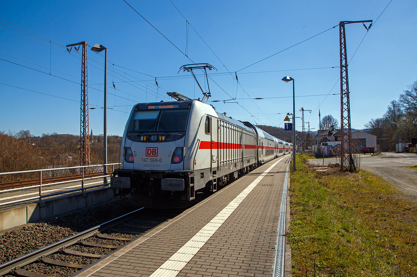 Die 147 568-0 (91 80 6147 568-5 D-DB - IC 4895) der DB Fernverkehr AG schiebt den IC2 (Garnitur IC 4895) Steuerwagen voraus am 04.04.2023, als IC 2229 Dortmund Hbf - Siegen Hbf - Frankfurt(Main)Hbf (von Dortmund bis Dillenburg auch als RE 34 „Dortmund-Siegerland-Express“ geführt), durch den Hp Rudersdorf (Kreis Siegen) in Richtung Dillenburg bzw. Frankfurt. 

Die TRAXX P160 AC3 wurde 2019 von Bombardier in Kassel unter der Fabriknummer 35611 gebaut und an die DB Fernverkehr AG geliefert. Sie hat die Zulassungen für Deutschland. Für die Schweiz ist/war die Zulassung auch vorgesehen, daher hat sie auch vier Stromabnehmer (je 2 mit breiter Wippe und schmaler Wippe), doch wurde noch keine und wird wohl auch keine Zulassung für die Schweiz vom Hersteller erlangt.