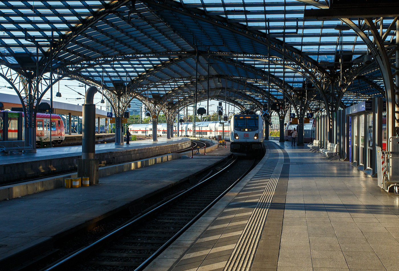 Die 147 592 (91 80 6147 592-0 D-DB – IC 4877) der DB Fernverkehr AG fährt am Morgen des 01 Juli 2025, mit dem IC 2040 (Münster Hbf – Köln Hbf – Koblenz Hbf - Stuttgart Hbf), in den Hauptbahnhof Köln ein. 

Die TRAXX P160 AC3 wurde 2021 von Bombardier in Kassel gebaut und an die DB Fernverkehr AG geliefert. Sie hat die Zulassungen für Deutschland und die Schweiz.

