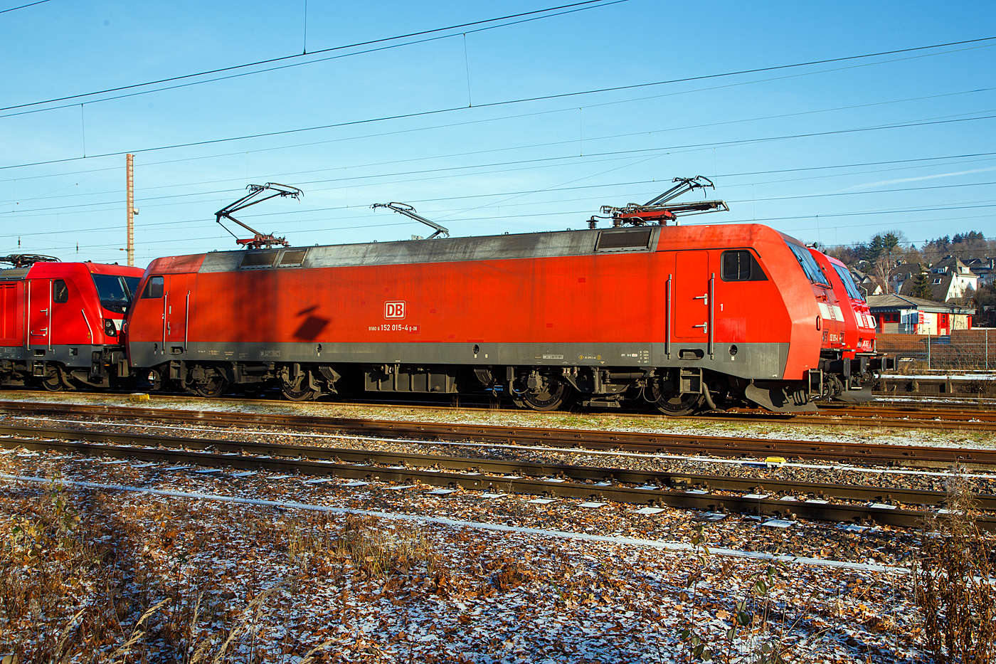 Die 152 015-4 (91 80 6152 015-4 D-DB) der DB Cargo AG ist am 15.12.2022 in Kreuztal in der Abstellgruppe abgestellt, links dahinter steht die 187 139-1eine Bombardier TRAXX F140 AC3.

Die Siemens ES64F wurde 1998 noch von Krauss-Maffei in München-Allach unter der Fabriknummer 20142 für die Deutsche Bahn AG gebaut.