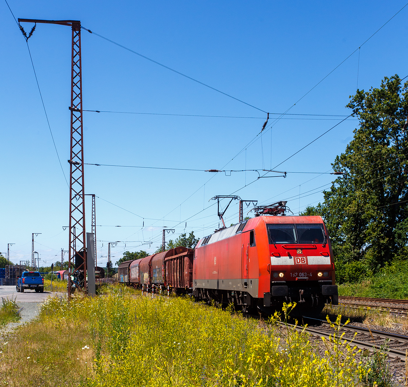 Die 152 063-4 (91 80 6152 063-4 D-DB) der DB Cargo AG fährt am 28 Juni 2024, mit einem gemischten Güterzug durch Rudersdorf (Kreis Siegen) in Richtung Gießen.

Die Siemens ES64F wurde1998 noch von Krauss-Maffei in München-Allach unter der Fabriknummer 20190 für die Deutsche Bahn AG gebaut.