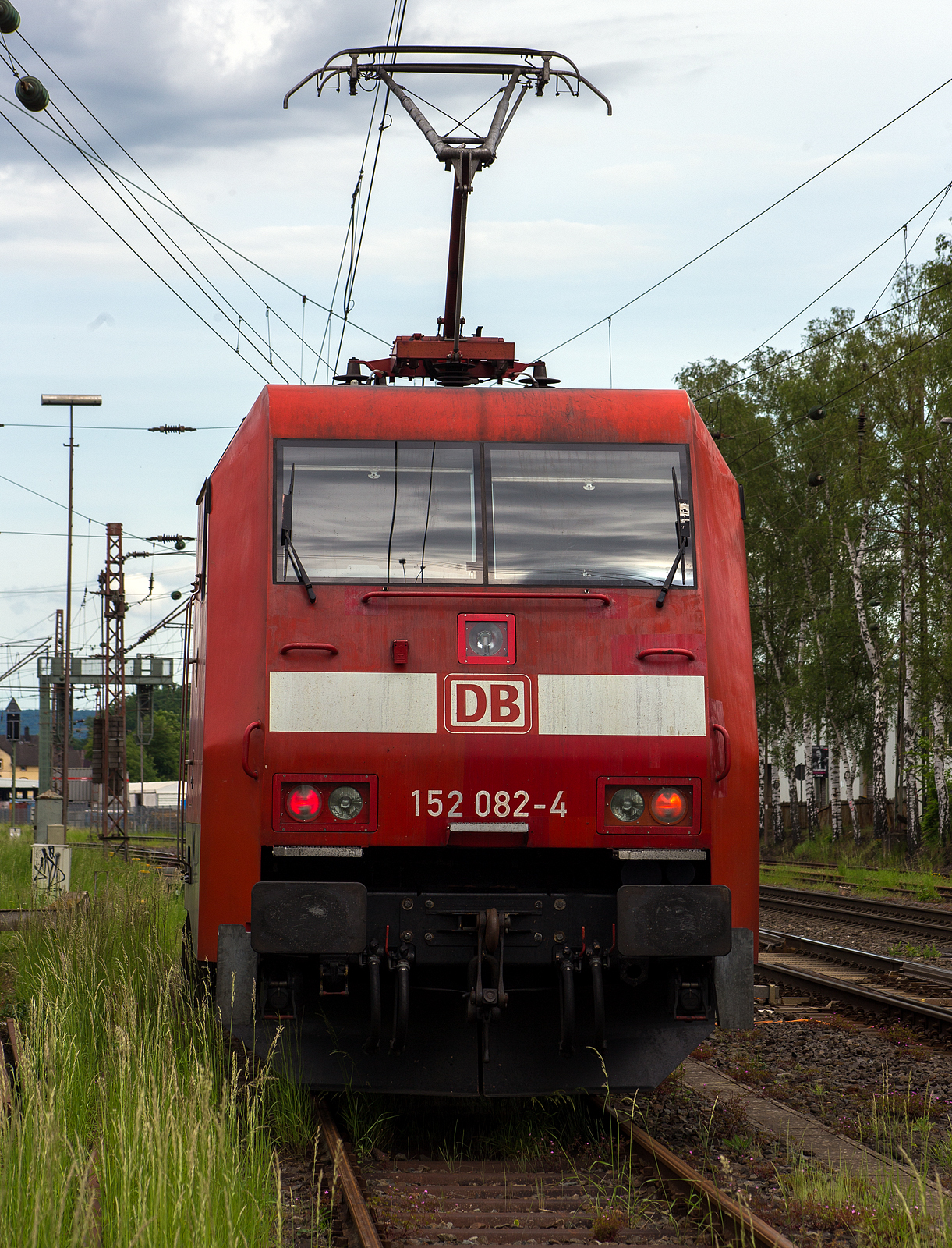 Die 152 082-4 (91 80 6152 082-4 D-DB) der DB Cargo AG setzt am 24 Mai 2024 in Kreuztal auf dem Stumpfgleis um.

Die Siemens ES64F wurde 1999 noch von Krauss-Maffei in München-Allach unter der Fabriknummer 20209 gebaut.
