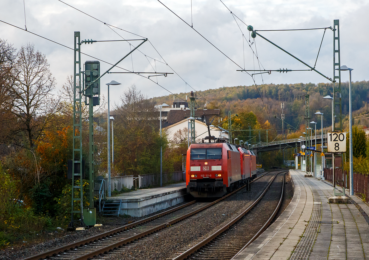 Die 152 121-0 mit den kalten 185 155-8 und 152 017-2 (alle drei von der DB Cargo) fahren am 05.11.2022 als Lokzug durch Kirchen (Sieg) in Richtung K�ln. 
