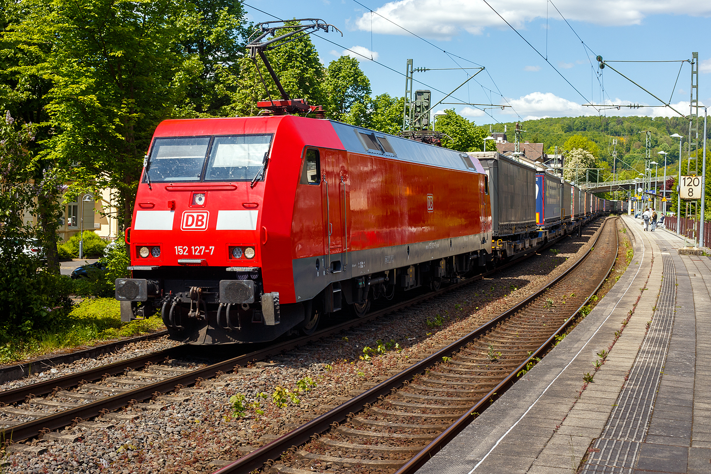 Die 152 127-7 (91 80 6152 127-7 D-DB) der DB Cargo AG fährt am 09 Mai 2025 mit einem KLV-Zug durch Kirchen/Sieg in Richtung Köln.

Die Siemens ES64F wurde 2000 noch von Krauss-Maffei (heute Siemens) in München-Allach unter der Fabriknummer 20254 gebaut.

