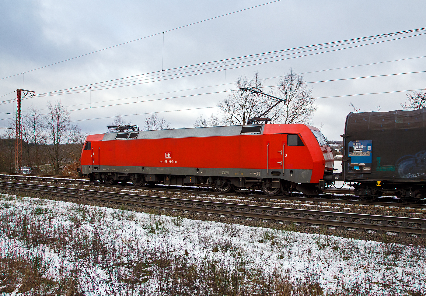 Die 152 132-7 (91 80 6152 132-7 D-DB) der DB Cargo AG am 27.01.2023  mit einem gemischten Güterzug, auf der Dillstrecke (KBS 445), durch Rudersdorf (Kr. Siegen) in Richtung Siegen bzw. Kreuztal.

Die Siemens ES 64 F wurde 2000 von Siemens in München-Allach unter der Fabriknummer 20259 gebaut und an die DB Cargo geliefert.
