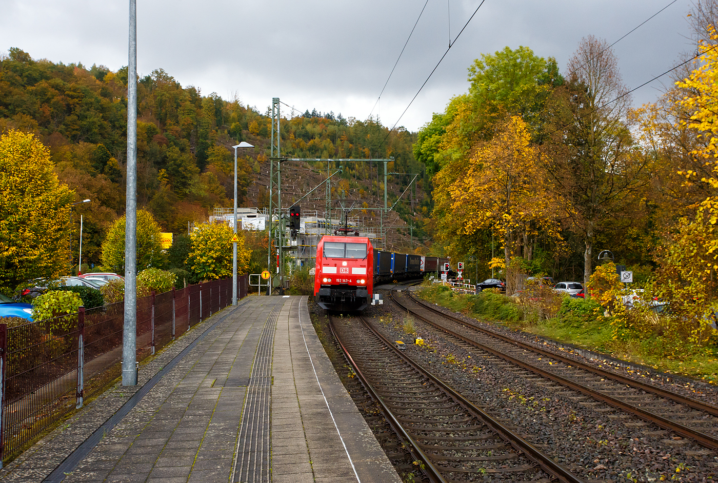Die 152 143-4 (91 80 6152 143-4 D-DB) der DB Cargo AG fährt am 16 Oktober 2025 mit einem KLV-Zug durch Kirchen/Sieg in Richtung Siegen. Nochmals einen lieben Gruß an den netten Lokführer zurück.

Die Siemens ES64F wurde 2000 noch von Krauss-Maffei (heute Siemens) in München-Allach unter der Fabriknummer 20270 gebaut.
