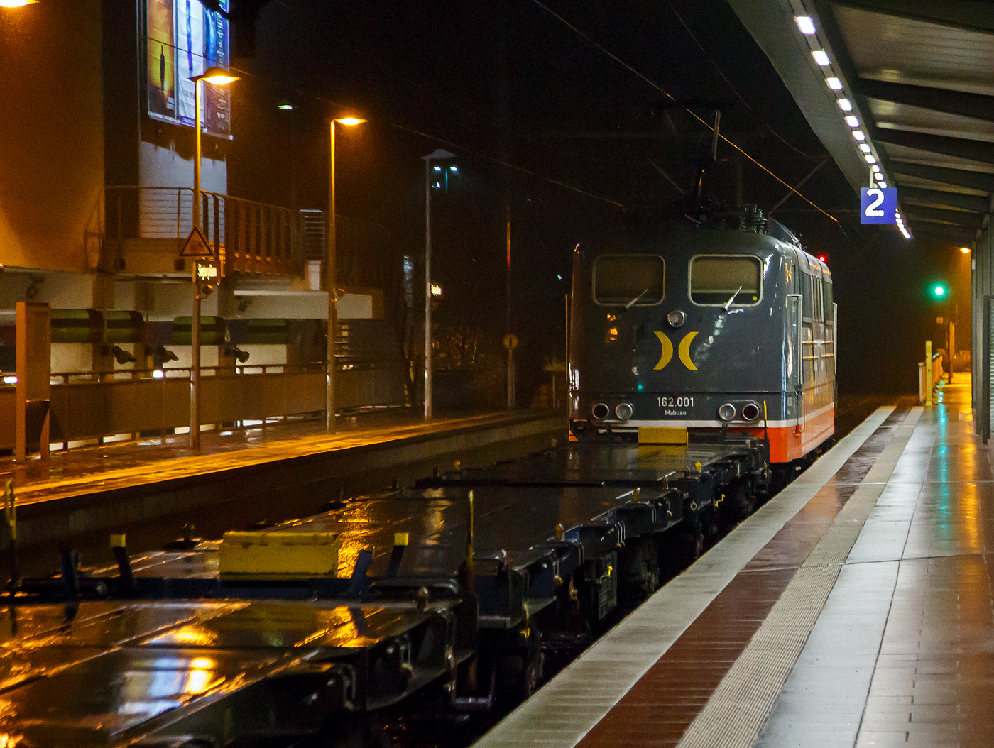 Die 162.001  Mabuse  (91 80 6151 013-0 D-HCTR) der Hector Rail (Germany) GmbH zieht am 20.02.2017 (23.41 Uhr) eine Containerzug durch den Bahnhof Siegburg/Bonn in Richtung Siegen. 

Die Lok Lok wurde 1973 von Krupp unter der Fabriknummer 5255 und als 151 013-0 an die DB geliefert. Bis zum 29.02.2016 war sie für die DB Cargo (91 80 6151 013-0 D-DB) unterwegs und wurde dann an die Hector Rail verkauft. Die Lok wird aber weiterhin in Deutschland registriert und wird nicht in Schweden geführt. Warum andere Seiten sie unter Schweden führen verstehe ich nicht ganz.