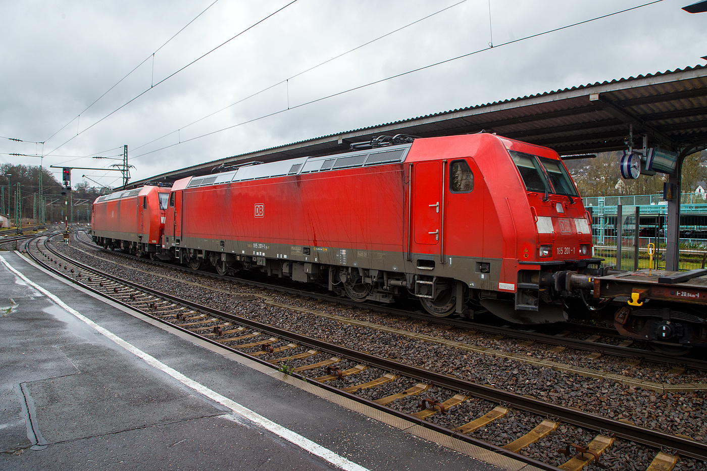 Die 185 002-3 (91 80 6185 002-3 D-DB) und die kalte185 201-1 (91 80 6185 201-1 D-DB) beide der DB Cargo Deutschland AG fahren am 01.04.2023 mit einem Röhrenzug (Drehgestellflachwagen mit Niederbindeeinrichtungen der Gattung Snps 719 / Sns 727 beladen mit beschichteten Gasrohren der  Mannesmann Line Pipe GmbH, Siegen (ex RW Fuchs).

Die TRAXX F140 AC1 wurde 2000 von ABB Daimler-Benz Transportation GmbH (ADtranz) in Kassel unter der Fabriknummer 33399 gebaut, sie war erst die zweite TRAXX F140 AC1 (185er). Die hintere TRAXX F140 AC2 wurde 2004 bei Bombardier in Kassel unter der Fabriknummer 33700 gebaut, sie war die erste an die DB der Serie TRAXX F140 AC2 (185.2er).
