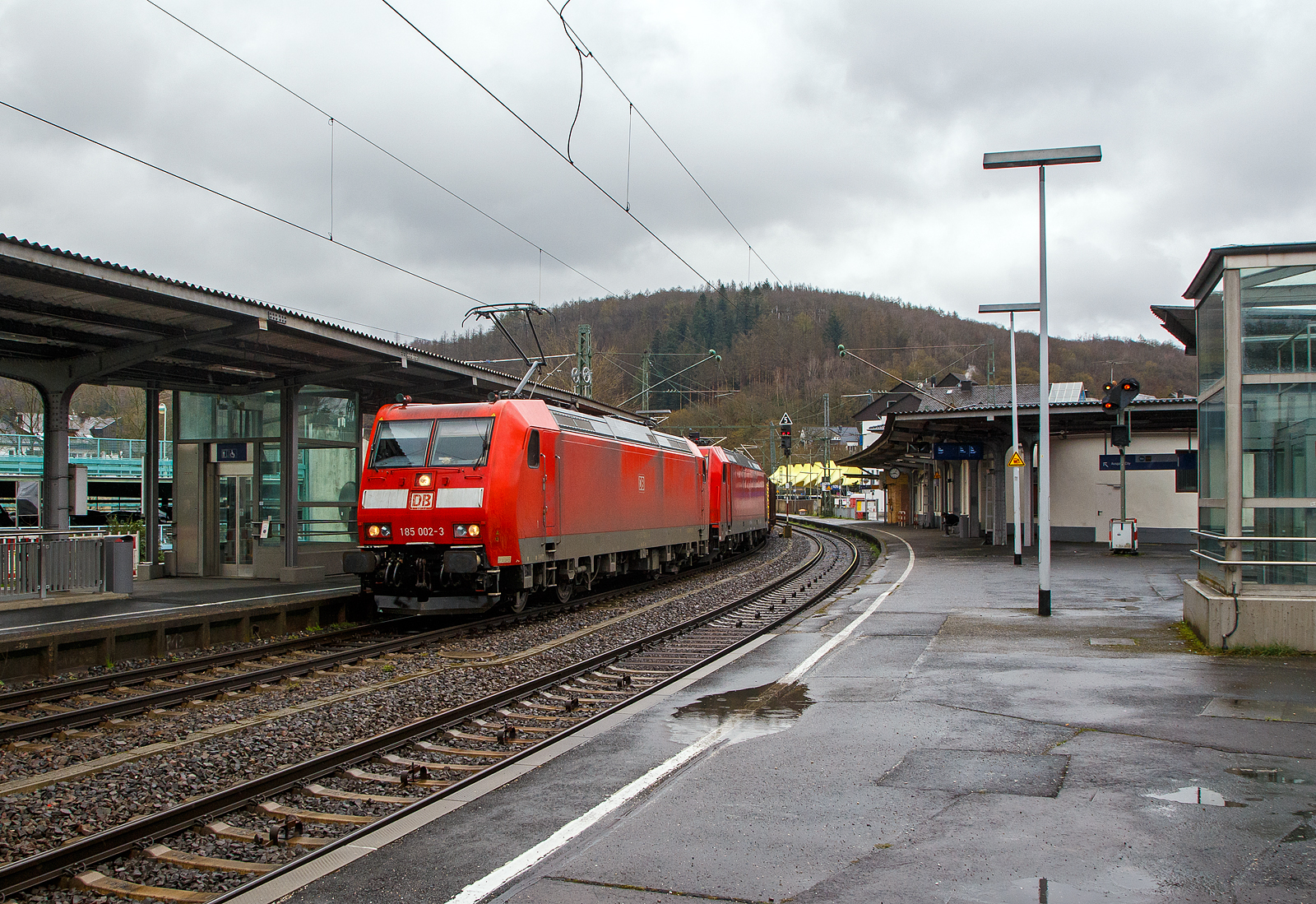 Die 185 002-3 (91 80 6185 002-3 D-DB) und die kalte185 201-1 (91 80 6185 201-1 D-DB) beide der DB Cargo Deutschland AG fahren am 01.04.2023 mit einem Röhrenzug (Drehgestellflachwagen mit Niederbindeeinrichtungen der Gattung Snps 719 / Sns 727 beladen mit beschichteten Gasrohren der  Mannesmann Line Pipe GmbH, Siegen (ex RW Fuchs).

Die TRAXX F140 AC1 wurde 2000 von ABB Daimler-Benz Transportation GmbH (ADtranz) in Kassel unter der Fabriknummer 33399 gebaut, sie war erst die zweite TRAXX F140 AC1 (185er). Die hintere TRAXX F140 AC2 wurde 2004 bei Bombardier in Kassel unter der Fabriknummer 33700 gebaut, sie war die erste an die DB der Serie TRAXX F140 AC2 (185.2er).
