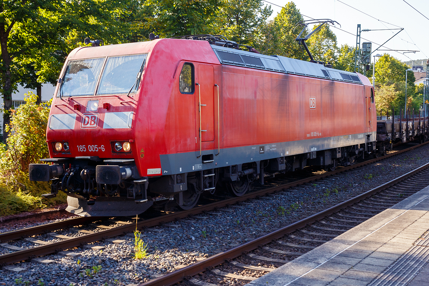 Die 185 005-6 (91 80 6185 005-6 D-DB) der DB Cargo AG fährt am 17 September 2024 mit einem gemischten Güterzug durch den Bahnhof Kirchen (Sieg). 

Die TRAXX F140 AC1 wurde 2001 von ABB Daimler-Benz Transportation GmbH, (Adtranz) in Kassel unter der Fabriknummer 33402 gebaut. 
