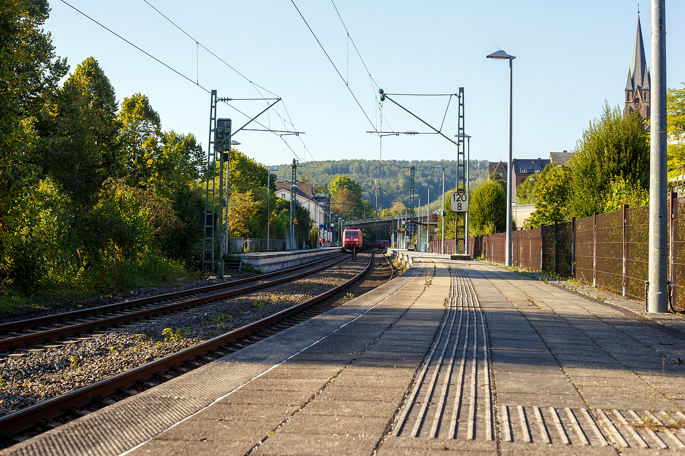 Die 185 005-6 (91 80 6185 005-6 D-DB) der DB Cargo AG fährt am 17 September 2024 mit einem gemischten Güterzug durch den Bahnhof Kirchen (Sieg). 
 