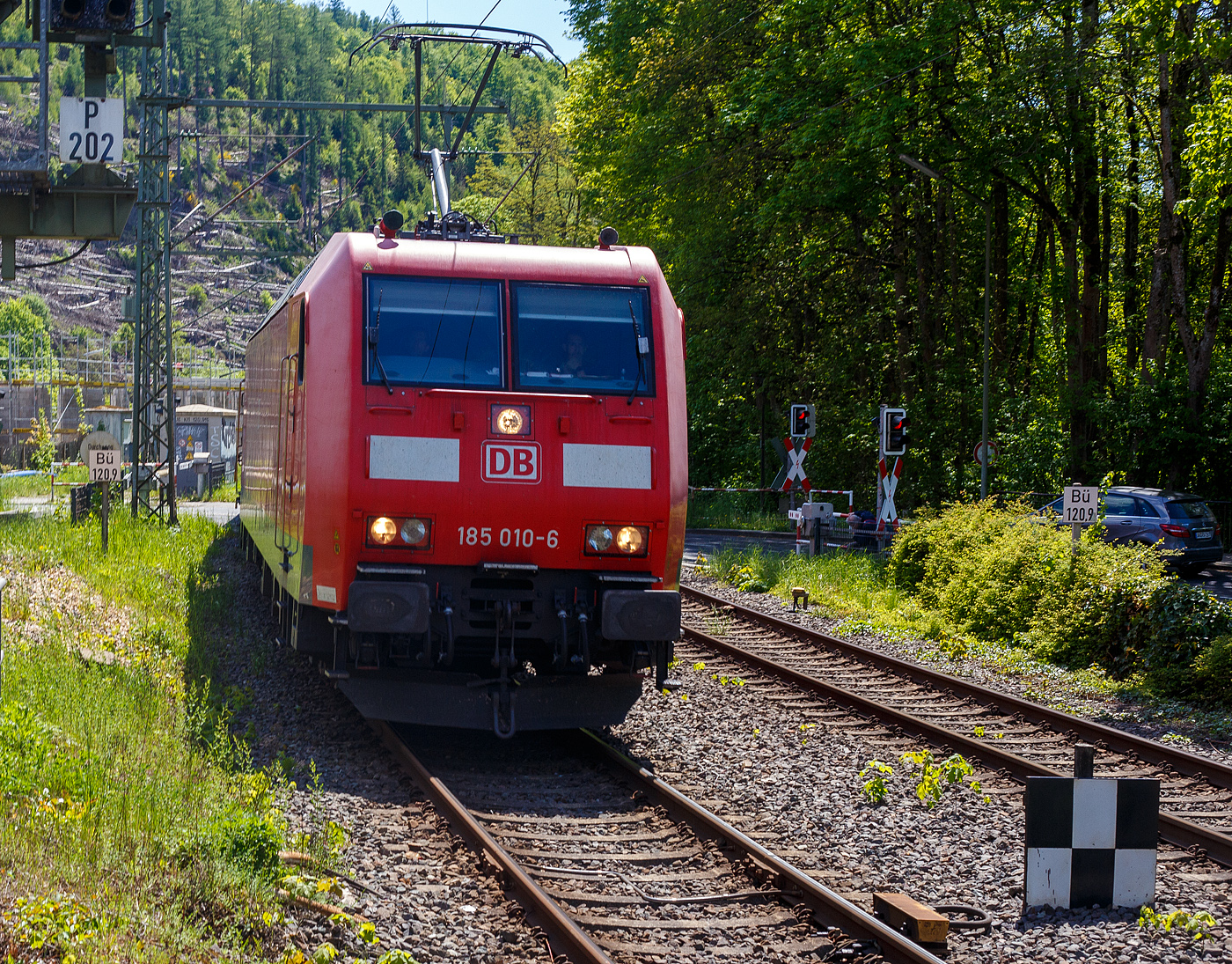 Die 185 010-6 (91 80 6185 010-6 D-DB) der DB Cargo AG fährt am 09 Mai 2025 mit einem gemischten Güterzug durch der Bahnhof Kirchen/Sieg in Richtung Siegen.

Die TRAXX F140 AC wurde 2001 von ABB Daimler-Benz Transportation GmbH, (Adtranz) in Kassel unter der Fabriknummer 33407 gebaut. Sie hat die Zulassungen für Deutschland und Österreich.