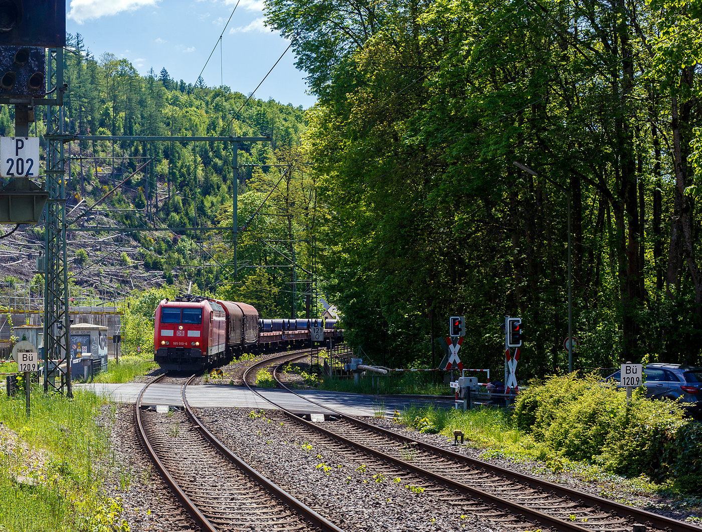 Die 185 010-6 (91 80 6185 010-6 D-DB) der DB Cargo AG fährt am 09 Mai 2025 mit einem gemischten Güterzug durch der Bahnhof Kirchen/Sieg in Richtung Siegen.

Die TRAXX F140 AC wurde 2001 von ABB Daimler-Benz Transportation GmbH, (Adtranz) in Kassel unter der Fabriknummer 33407 gebaut. Sie hat die Zulassungen für Deutschland und Österreich.