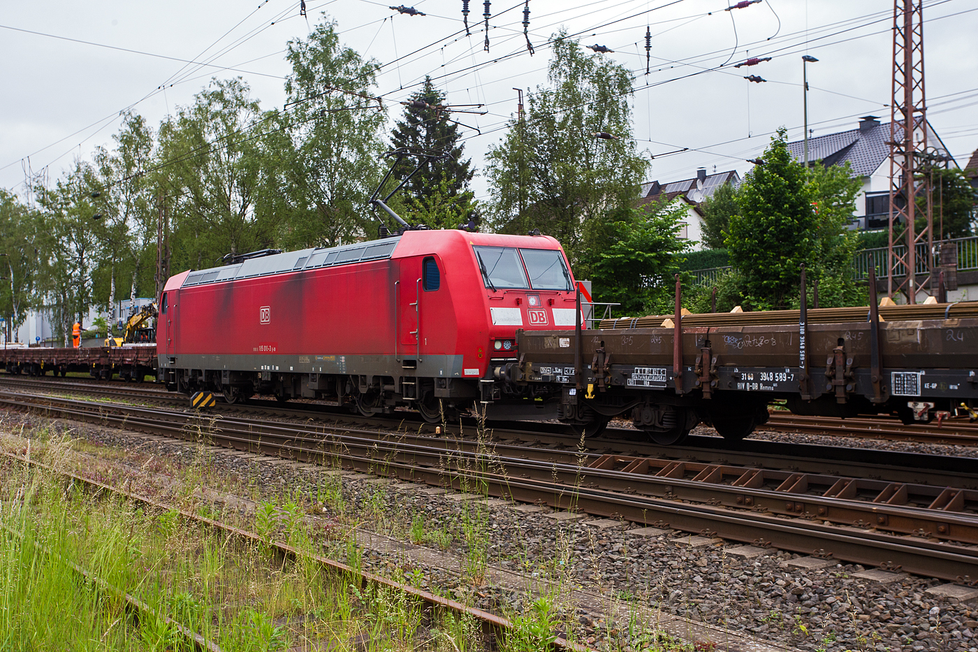 Die 185 016-3 (91 80 6185 016-3 D-DB) der DB Cargo AG verlässt am 03 Juni 2024 mit einem langen gemischten Güterzug den Gbf Kreuztal und f ährt in Richtung Hagen los. Der Güterzug wird hier, vermutlich bis Welschen Ennest, von der 152 082-4 (91 80 6152 082-4 D-DB) der DB Cargo AG nachgeschoben. Die Steigung der Ruhr-Sieg-Strecke (KBS 440) beträgt zwar nur 12 ‰, ist aber sehr lang und kurvenreich. Daher sind häufige Geschwindigkeitswechsel notwendig.

Die TRAXX F140 AC1(185 016-3) wurde 2001 von Bombardier in Kassel unter der Fabriknummer 33413 gebaut.
