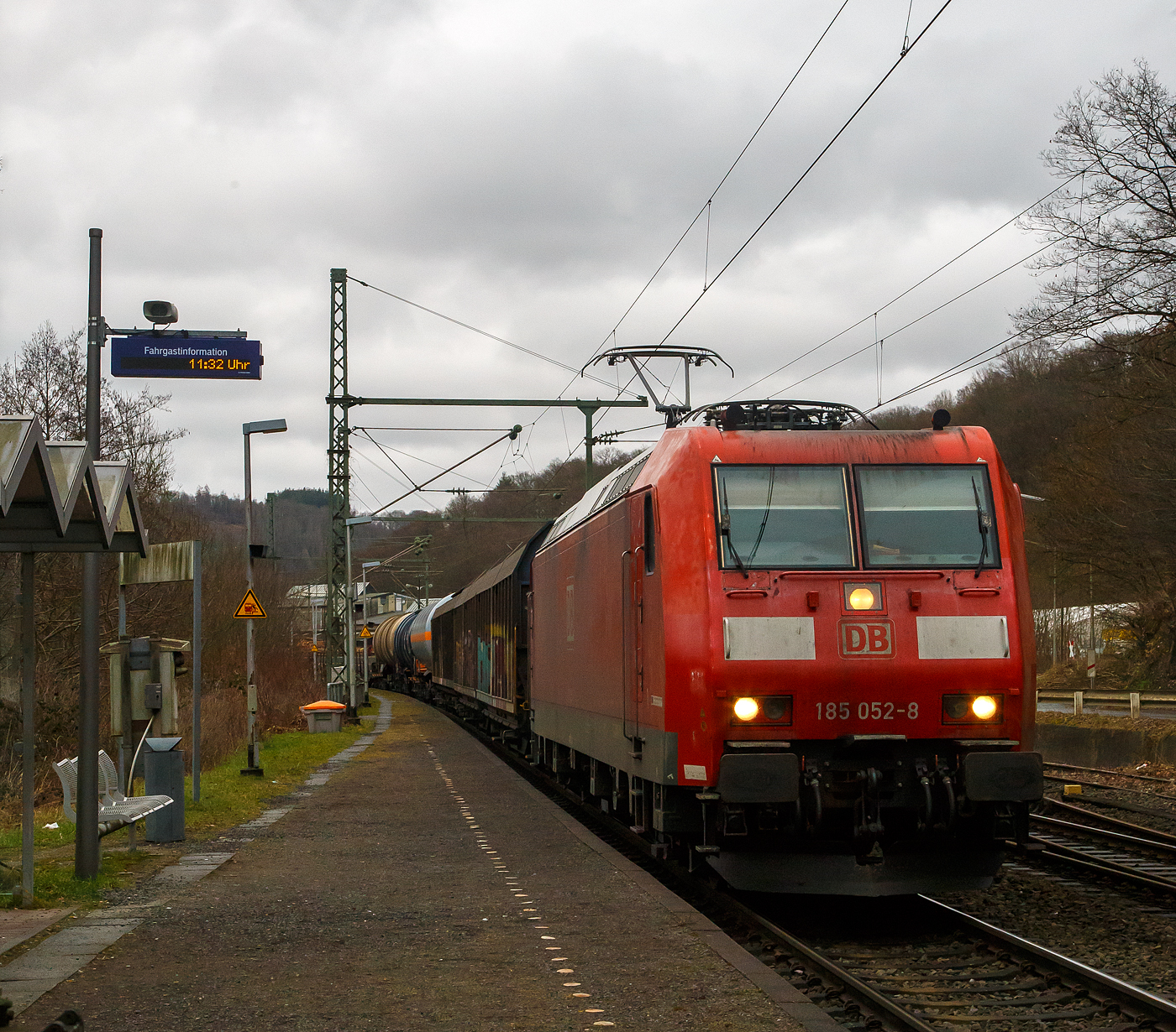 Die 185 052-8 (91 80 6185 052-8 D-DB) der DB Cargo AG fährt am 18.02.2023 mit einem gemischten Güterzug durch Scheuerfeld (Sieg) in Richtung Köln. 

Nochmal einen lieben Gruß an den sehr netten Lokführer zurück.

Die TRAXX F140 AC1 wurde 2002 von der Bombardier in Kassel unter der Fabriknummer 33459 gebaut.