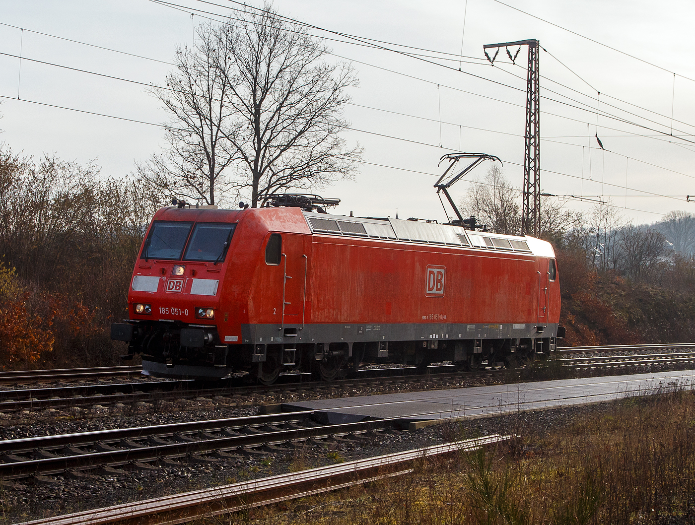 Die 185 052-8 (91 80 6185 052-8 D-DB) der DB Cargo AG f�hrt am 22.02.2023 f�hrt auf Tfzf (Triebfahrzeugfahrt) durch Rudersdorf (Kr. Siegen) in Richtung Kreuztal.

Die TRAXX F140 AC1 wurde 2001 von der Bombardier in Kassel unter der Fabriknummer 33457 gebaut.