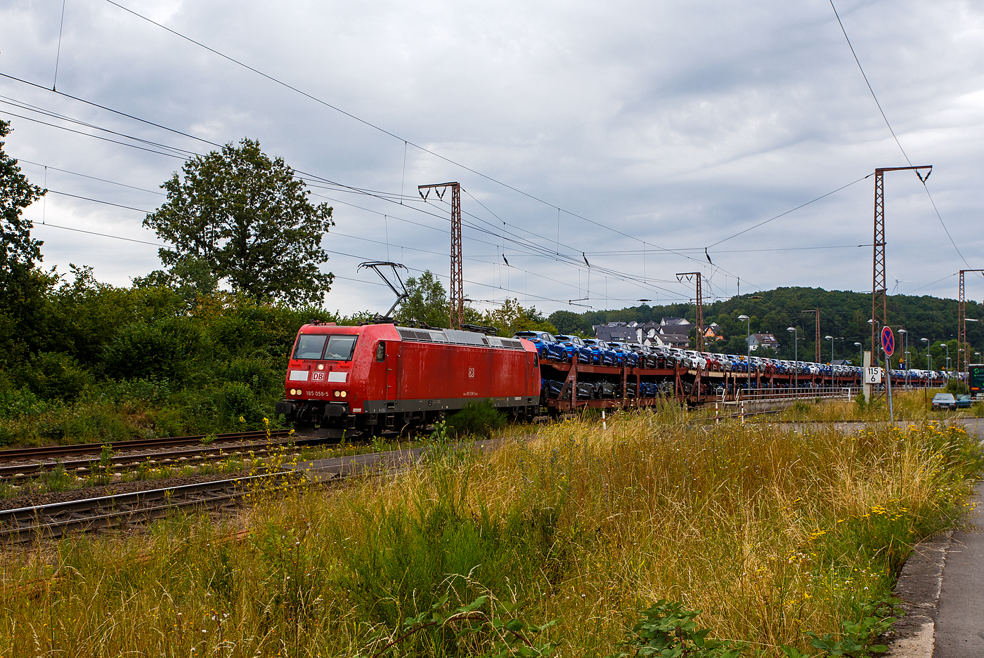Die 185 058-5 (91 80 6185 058-5 D-DB) der DB Cargo AG fährt am 11 Juli 2024 mit einem langen beladen Autotransportzug (Wagen der Gattung Laaeks 553 der DB Cargo Logistics GmbH, ex ATG), durch Wilnsdorf-Rudersdorf (Kreis Siegen) in Richtung Siegen bzw. Kreuztal.

Nochmals einen lieben Gruß an den netten grüßenden Lokführer zurück, mich freuen immer die Grüße.

Die TRAXX F140 AC1 wurde 2002 von Bombardier in Kassel unter der Fabriknummer 33467 gebaut.
