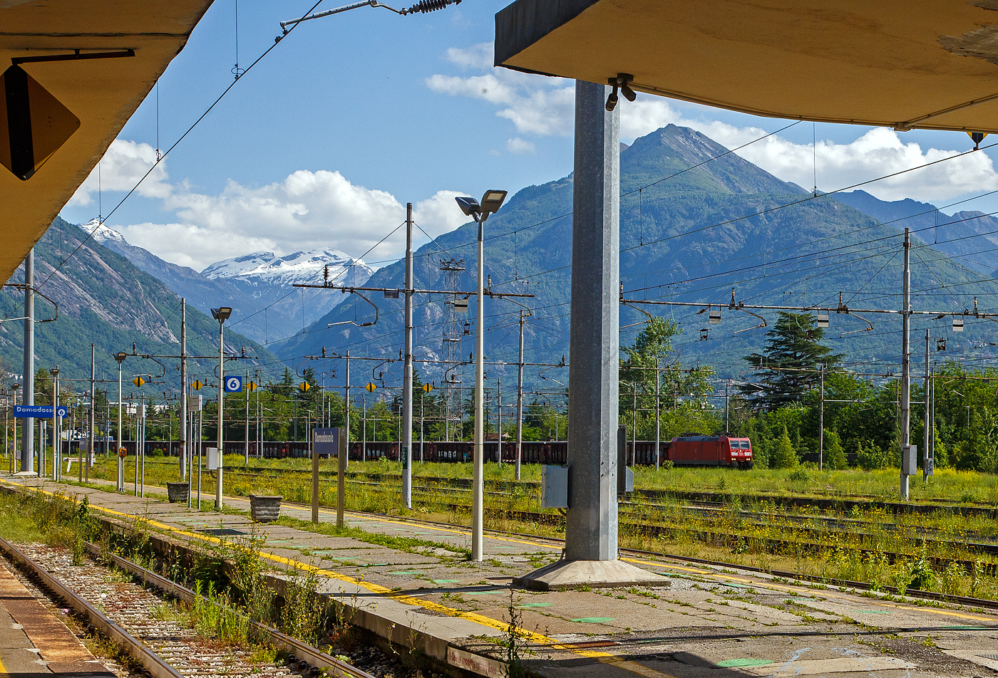 Die 185 122-9 (91 80 61585 122-9 D-DB) DB Cargo AG fährt am 26. Mai 2023, mit einem Tonerde-Zug (Hochbordwagen mit Rolldach der Gattung Tamns 895) aus dem Westerwald, über die Güterzugumfahrung durch Domodossola in Richtung Domo II. Von Domodossola II geht es meist nach Dinazzano, wo dann der Umschlag für die Region Sassuolo als Schwerpunkt der keramischen Industrie Norditaliens erfolgt.